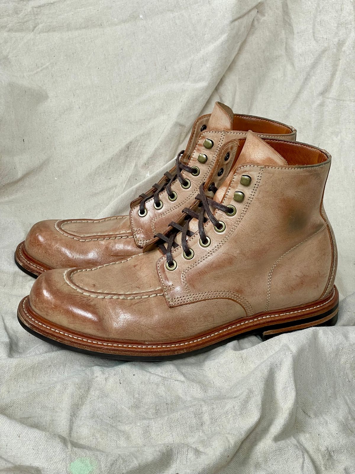 Photo by goodboots_badfeet on April 5, 2025 of the Grant Stone Brass Boot in Ghost Burro.