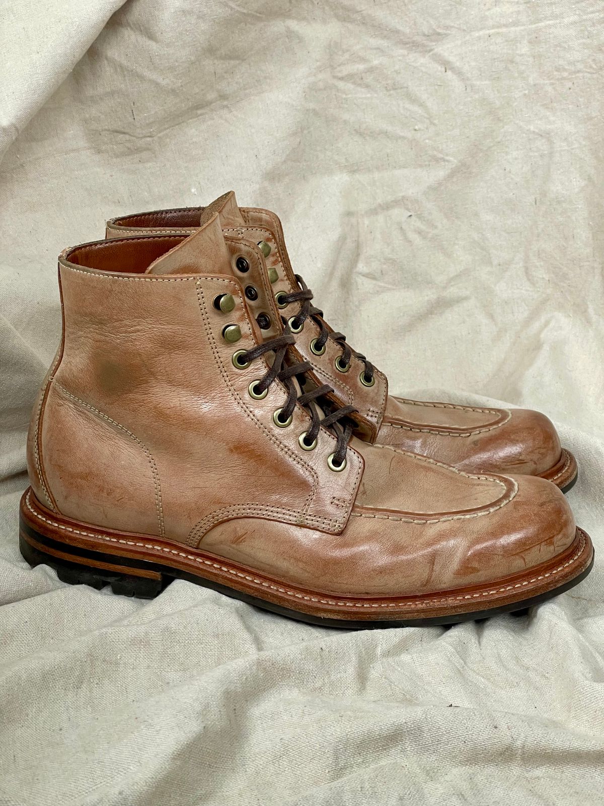 Photo by goodboots_badfeet on April 5, 2025 of the Grant Stone Brass Boot in Ghost Burro.