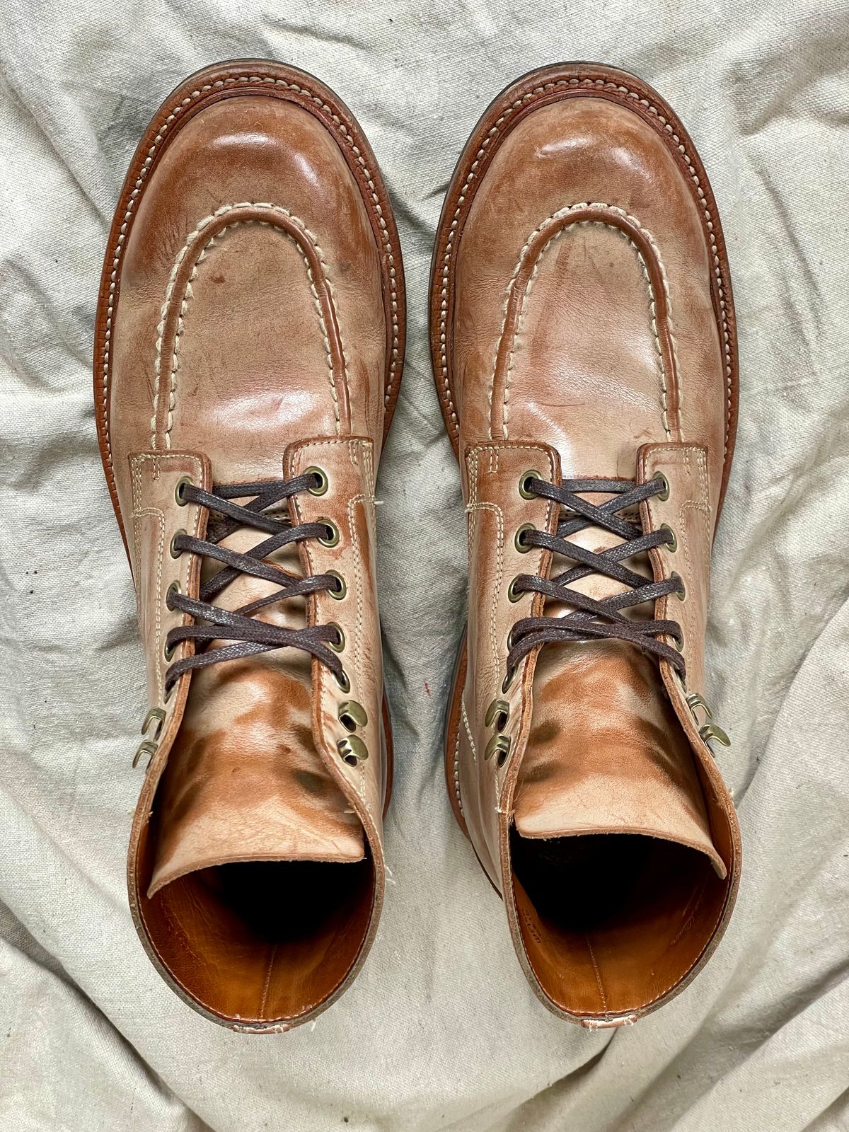 Photo by goodboots_badfeet on April 5, 2025 of the Grant Stone Brass Boot in Ghost Burro.