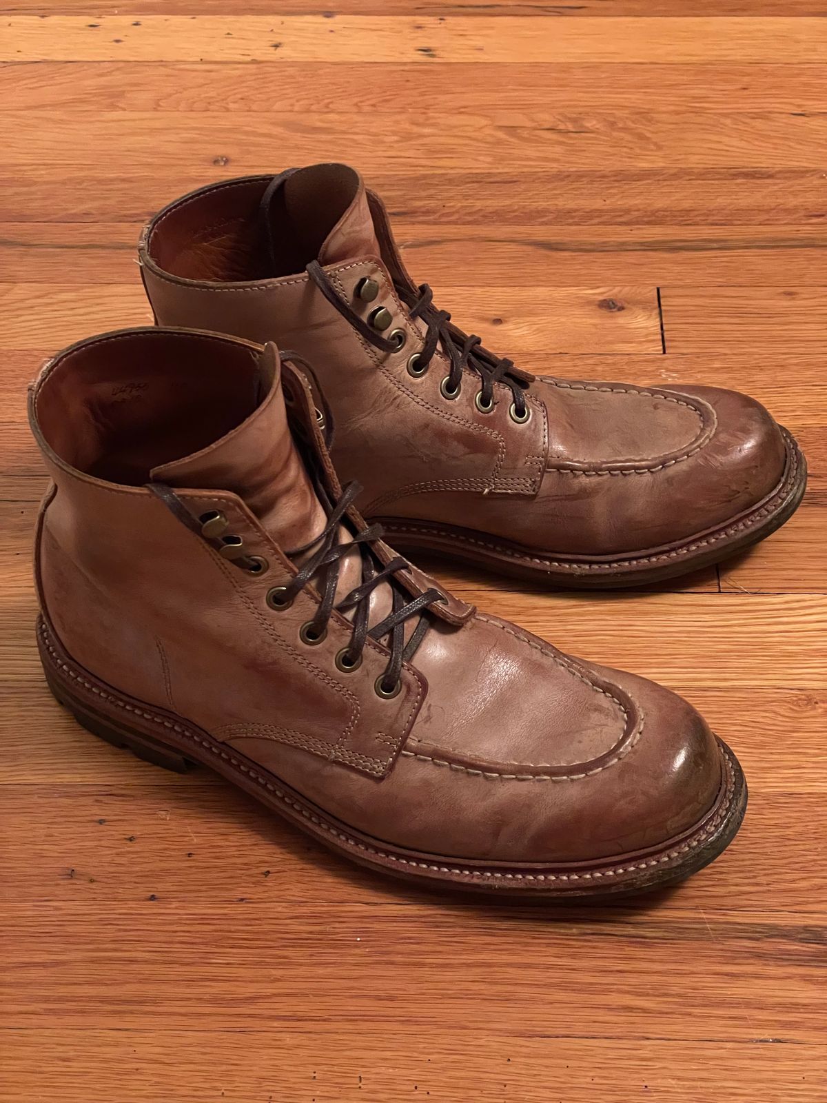 Photo by goodboots_badfeet on August 21, 2025 of the Grant Stone Brass Boot in Ghost Burro.