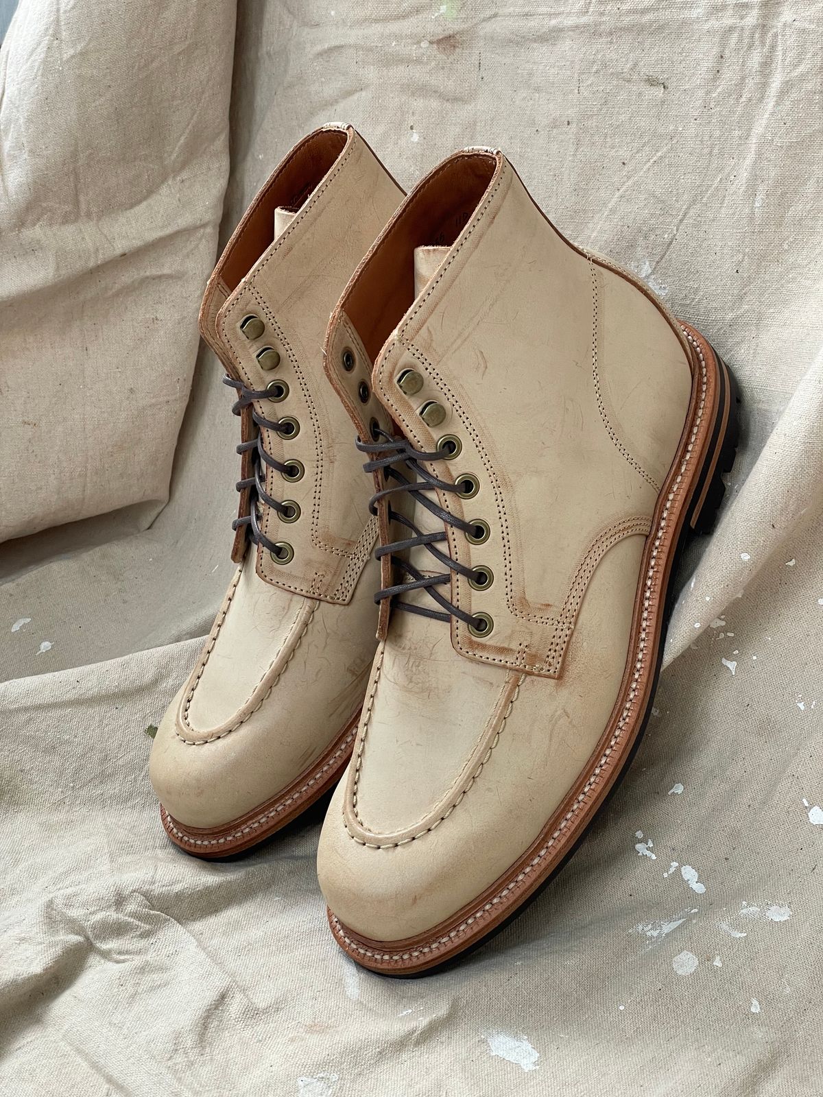 Photo by goodboots_badfeet on October 2, 2024 of the Grant Stone Brass Boot in Ghost Burro.