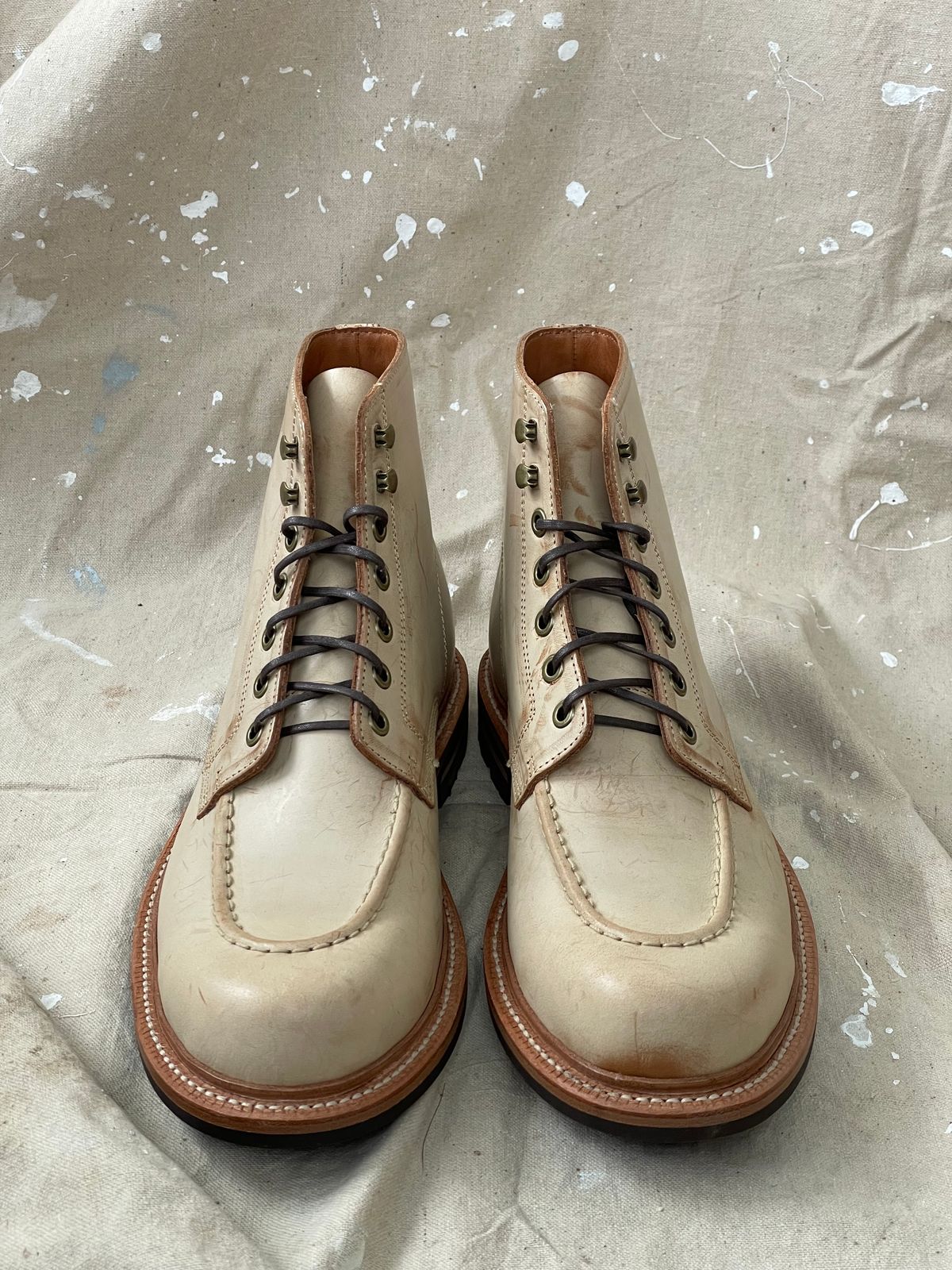 Photo by goodboots_badfeet on October 2, 2024 of the Grant Stone Brass Boot in Ghost Burro.