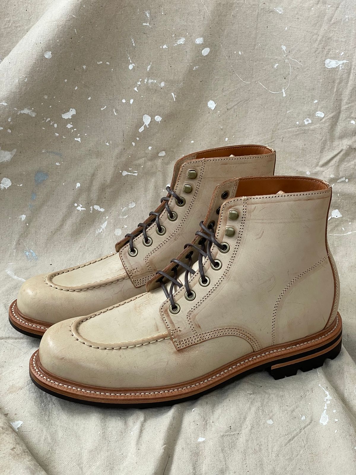 Photo by goodboots_badfeet on October 2, 2024 of the Grant Stone Brass Boot in Ghost Burro.