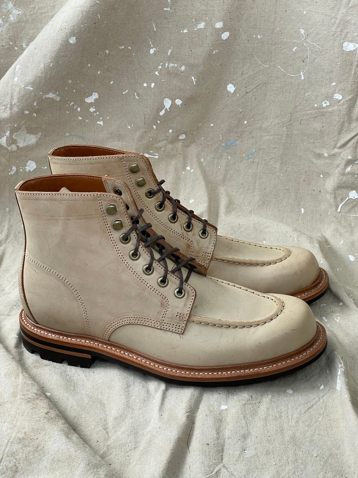 Photo by goodboots_badfeet on October 2, 2024 of the Grant Stone Brass Boot in Ghost Burro.