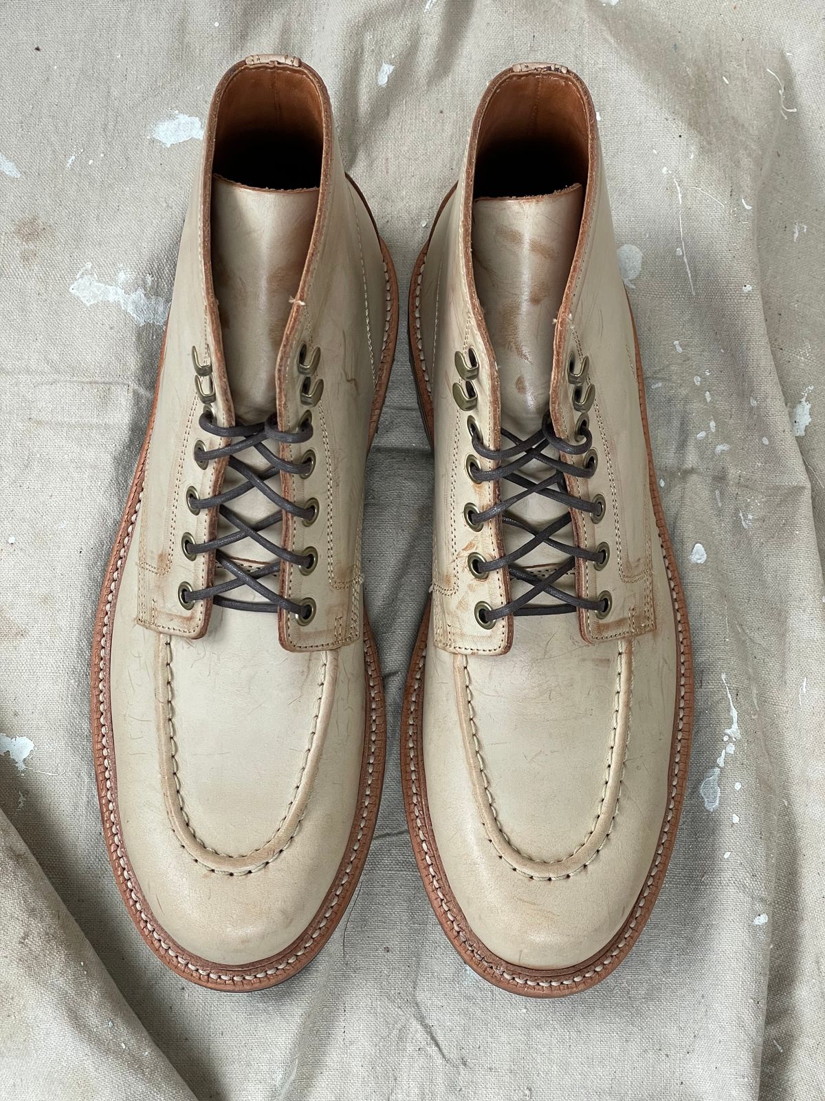 Photo by goodboots_badfeet on October 2, 2024 of the Grant Stone Brass Boot in Ghost Burro.
