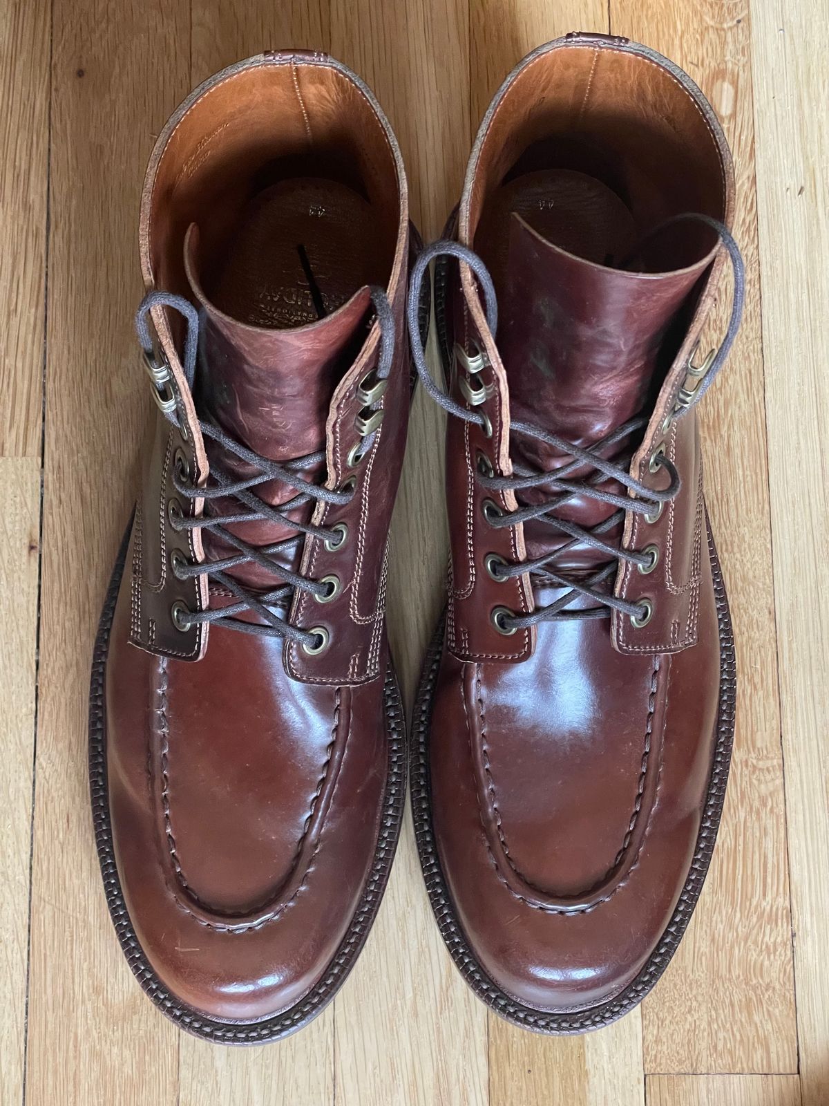 Photo by goodboots_badfeet on December 29, 2024 of the Grant Stone Brass Boot in Horween Garnet Shell Cordovan.