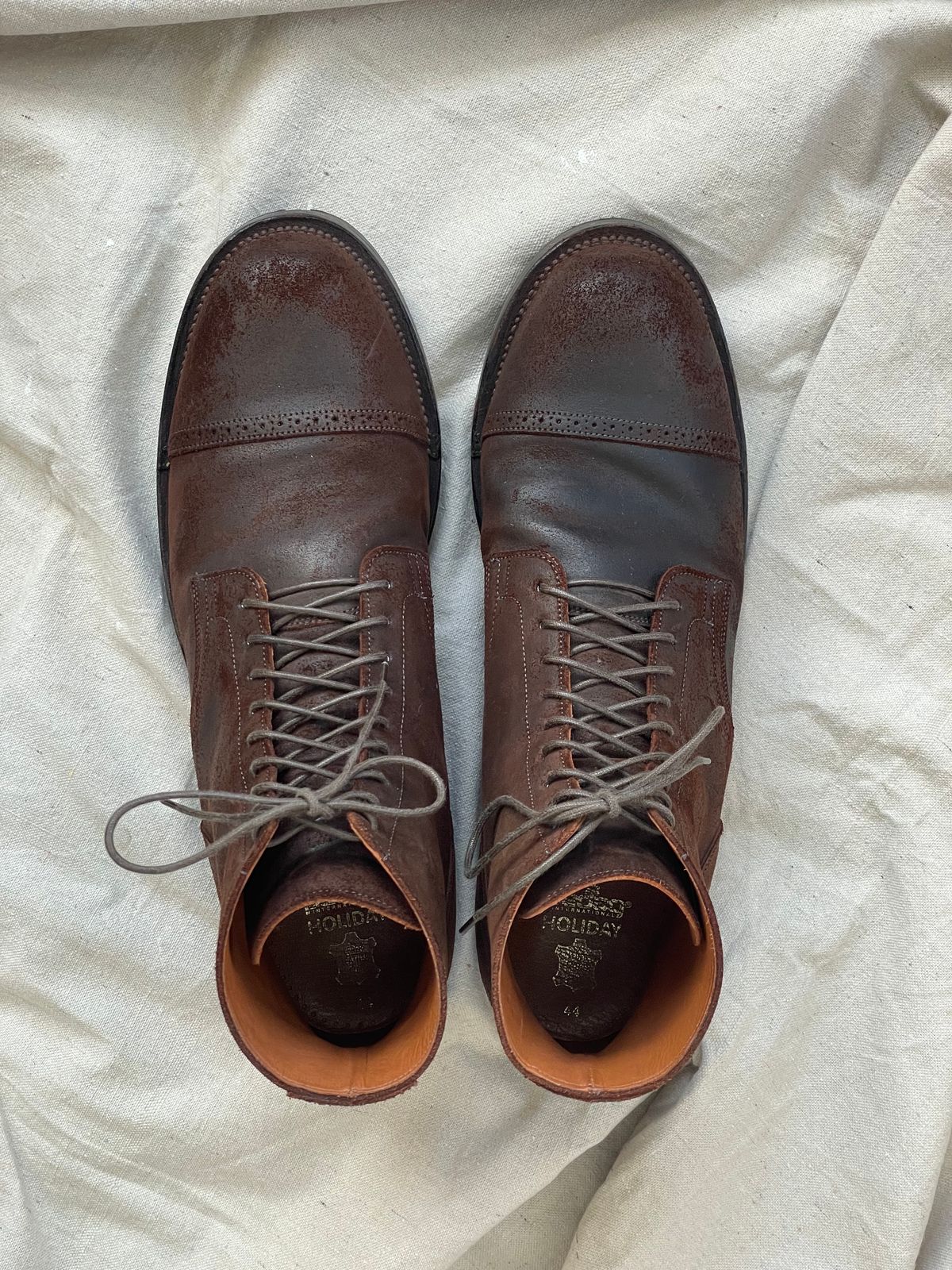 Photo by goodboots_badfeet on November 3, 2024 of the Viberg Service Boot BCT in C.F. Stead Snuff Waxy Commander Suede.