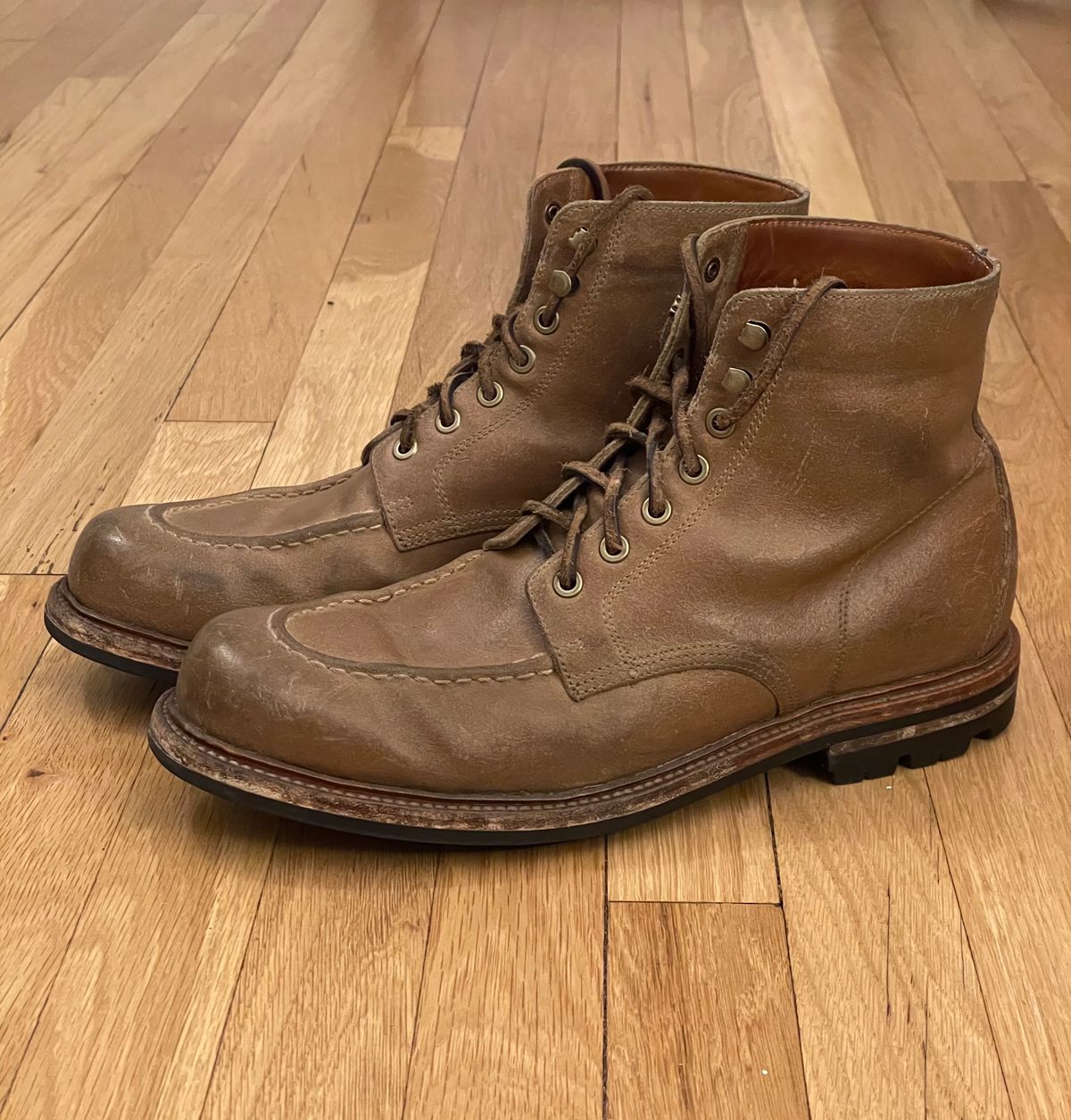 Photo by goodboots_badfeet on January 30, 2024 of the Grant Stone Brass Boot in C.F. Stead Natural Waxy Commander Suede.