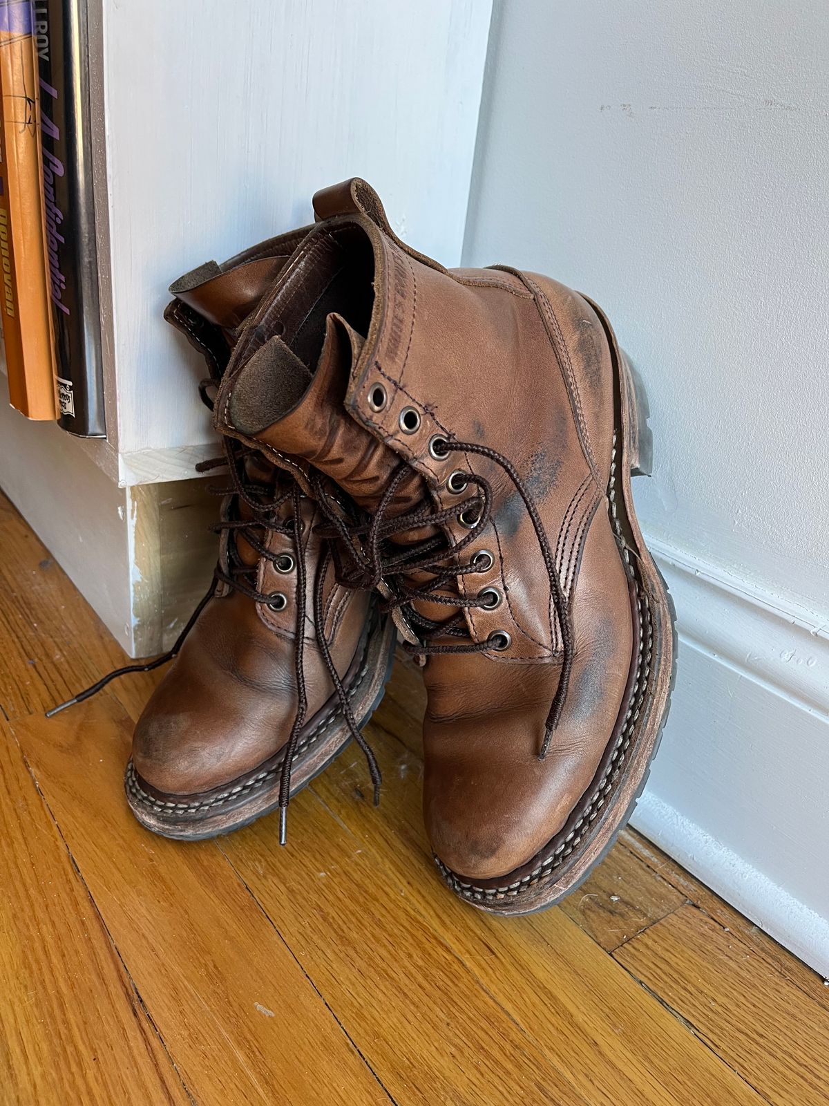 Photo by T_McGee on February 4, 2023 of the White's 350 Cruiser in Horween Natural Chromexcel.