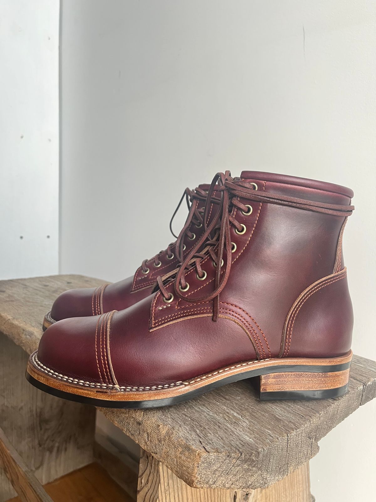 Photo by T_McGee on October 1, 2023 of the Kustom Kraft Model 1 in Horween Color 8 Chromexcel.