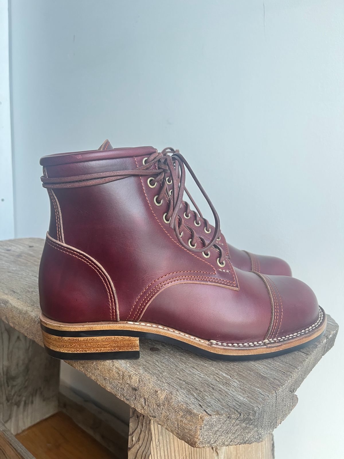 Photo by T_McGee on October 1, 2023 of the Kustom Kraft Model 1 in Horween Color 8 Chromexcel.