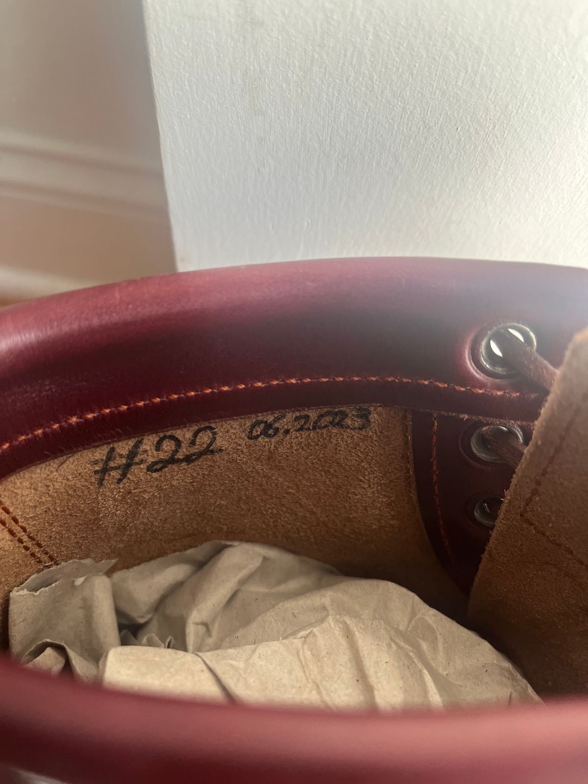 Photo by T_McGee on October 1, 2023 of the Kustom Kraft Model 1 in Horween Color 8 Chromexcel.