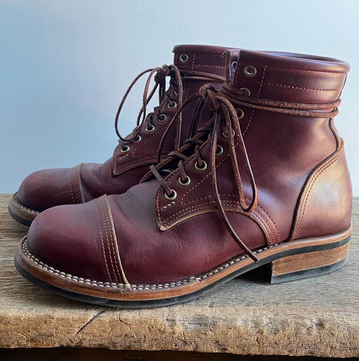 Photo by T_McGee on November 4, 2023 of the Kustom Kraft Model 1 in Horween Color 8 Chromexcel.