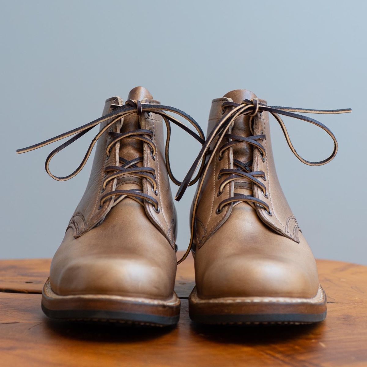 Photo by Nath on October 2, 2022 of the White's Semi-Dress in Horween Natural Chromexcel.