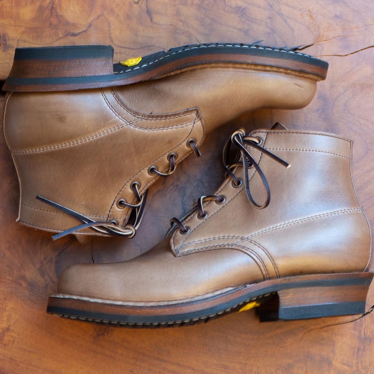 Photo by Nath on October 2, 2022 of the White's Semi-Dress in Horween Natural Chromexcel.