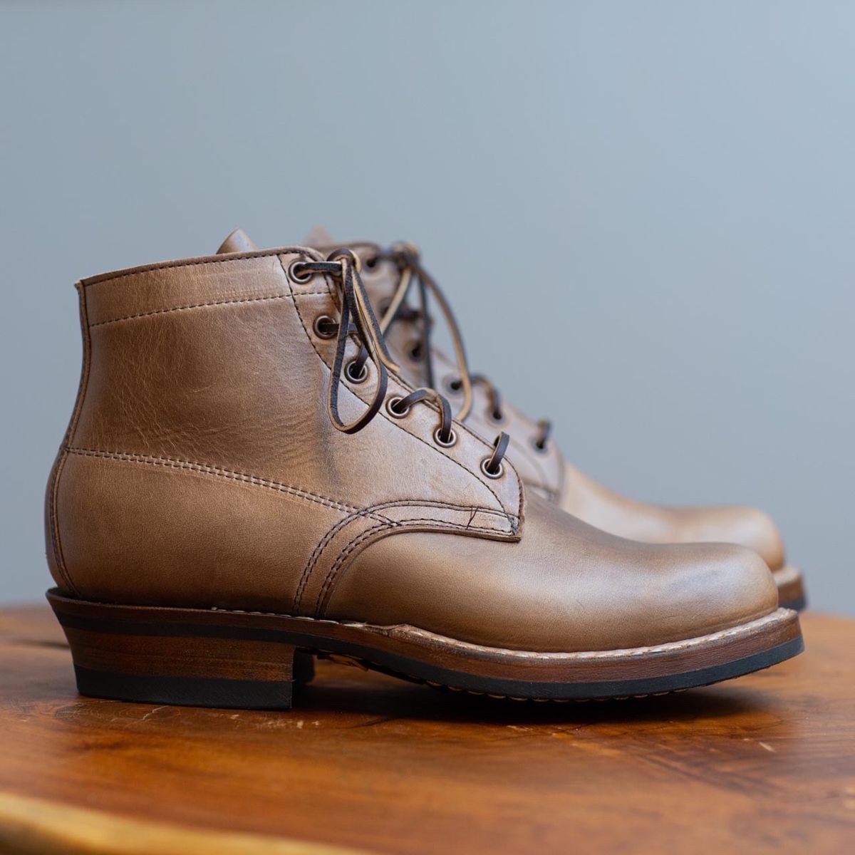 Photo by Nath on October 2, 2022 of the White's Semi-Dress in Horween Natural Chromexcel.