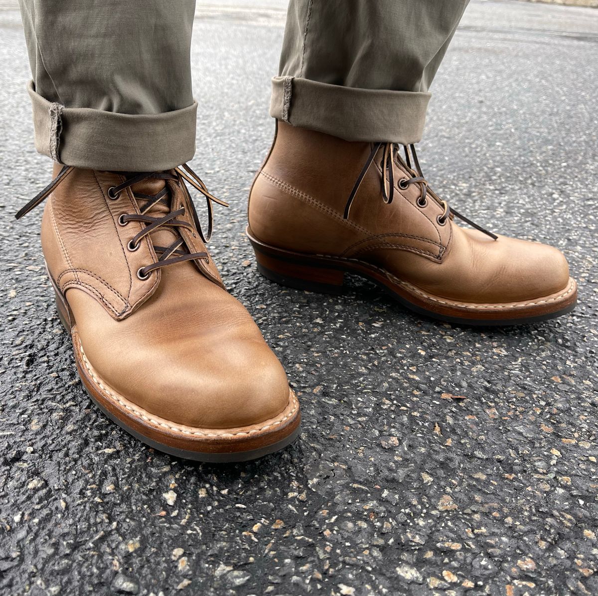 Photo by Nath on October 1, 2022 of the White's Semi-Dress in Horween Natural Chromexcel.