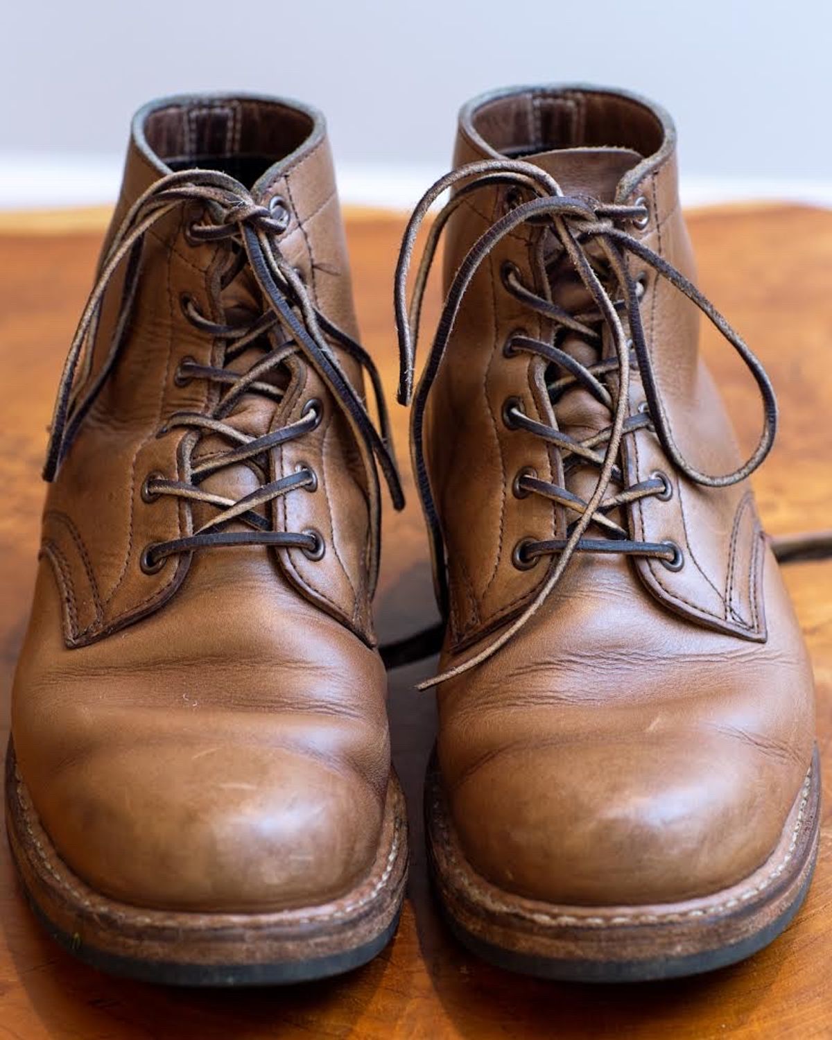 Photo by Nath on November 2, 2022 of the White's Semi-Dress in Horween Natural Chromexcel.