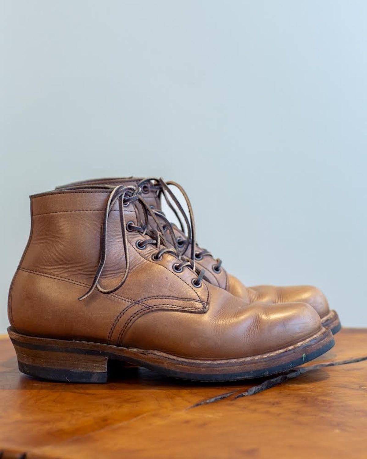 Photo by Nath on November 2, 2022 of the White's Semi-Dress in Horween Natural Chromexcel.