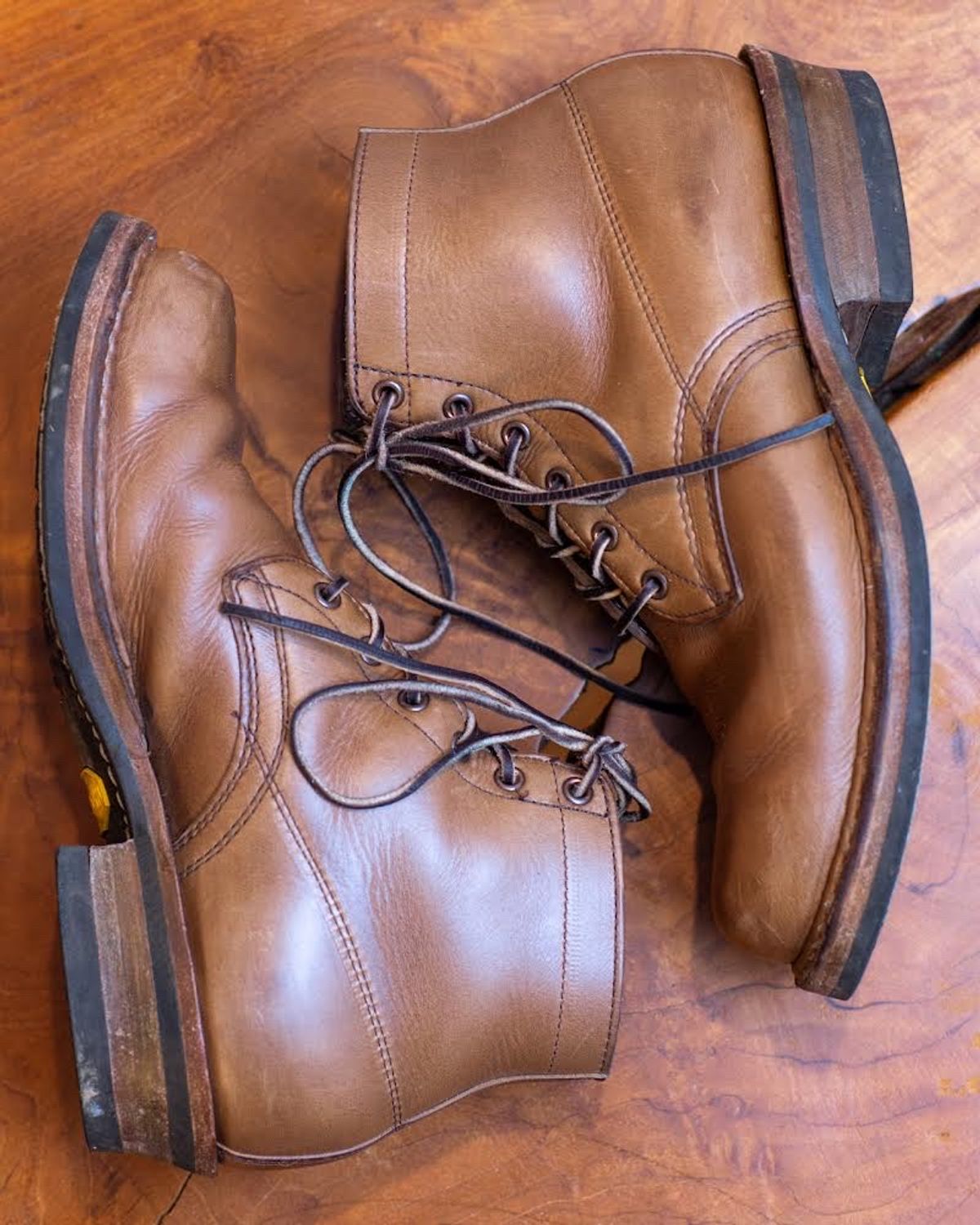 Photo by Nath on November 2, 2022 of the White's Semi-Dress in Horween Natural Chromexcel.