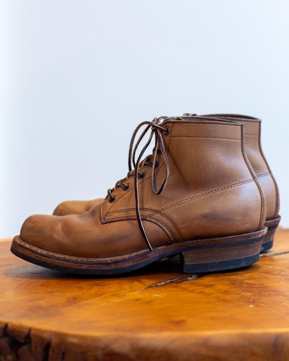 Photo by Nath on November 2, 2022 of the White's Semi-Dress in Horween Natural Chromexcel.