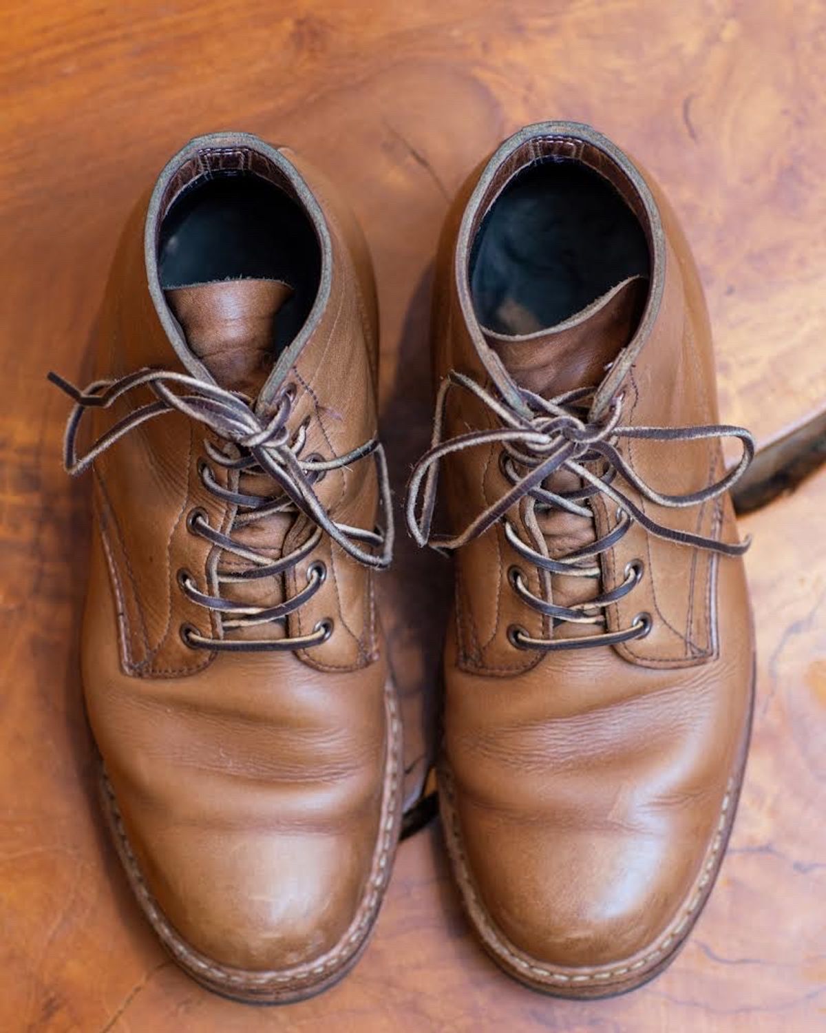 Photo by Nath on November 2, 2022 of the White's Semi-Dress in Horween Natural Chromexcel.