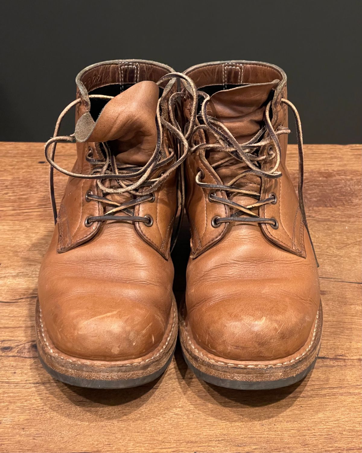 Photo by Nath on December 5, 2022 of the White's Semi-Dress in Horween Natural Chromexcel.