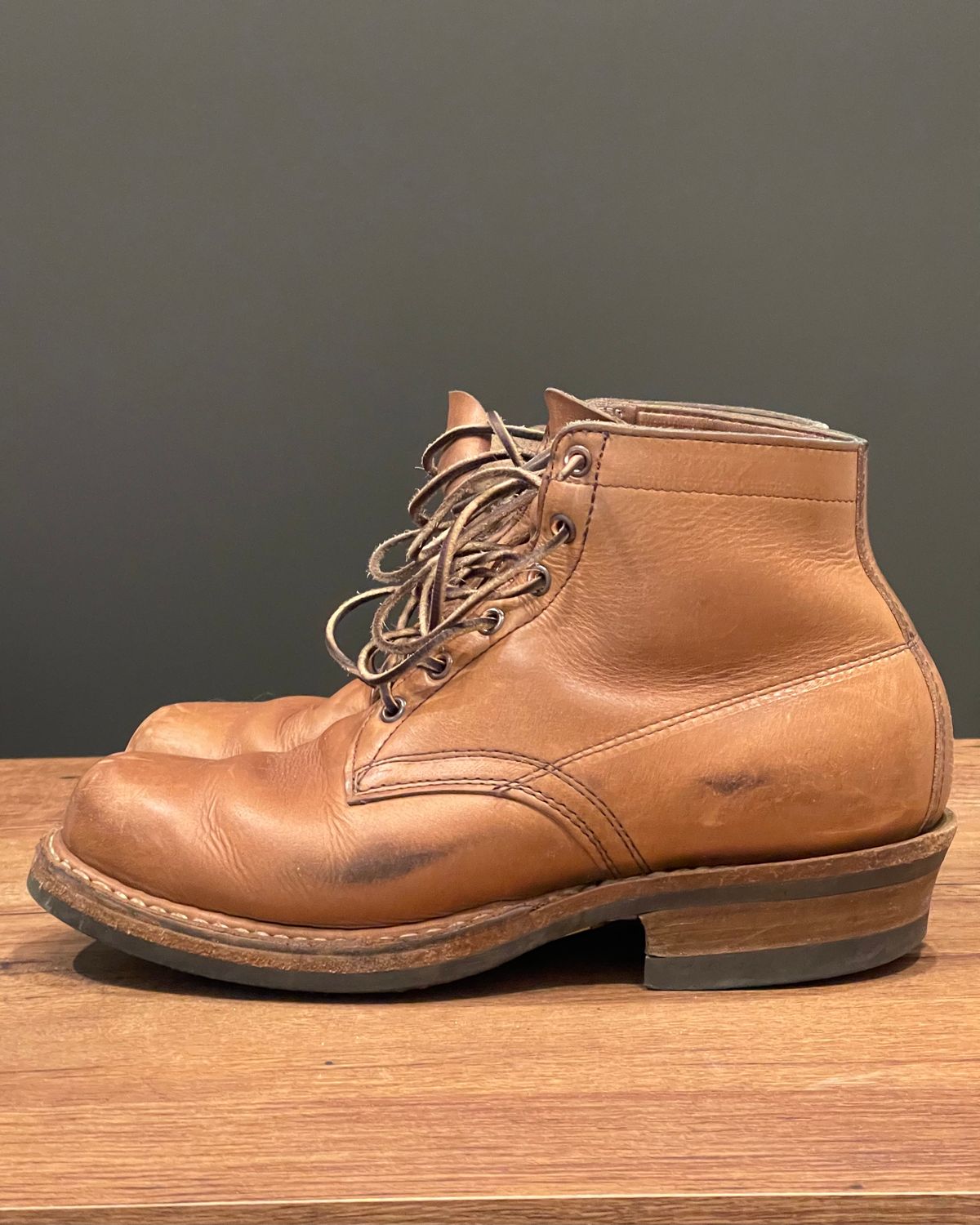 Photo by Nath on December 5, 2022 of the White's Semi-Dress in Horween Natural Chromexcel.