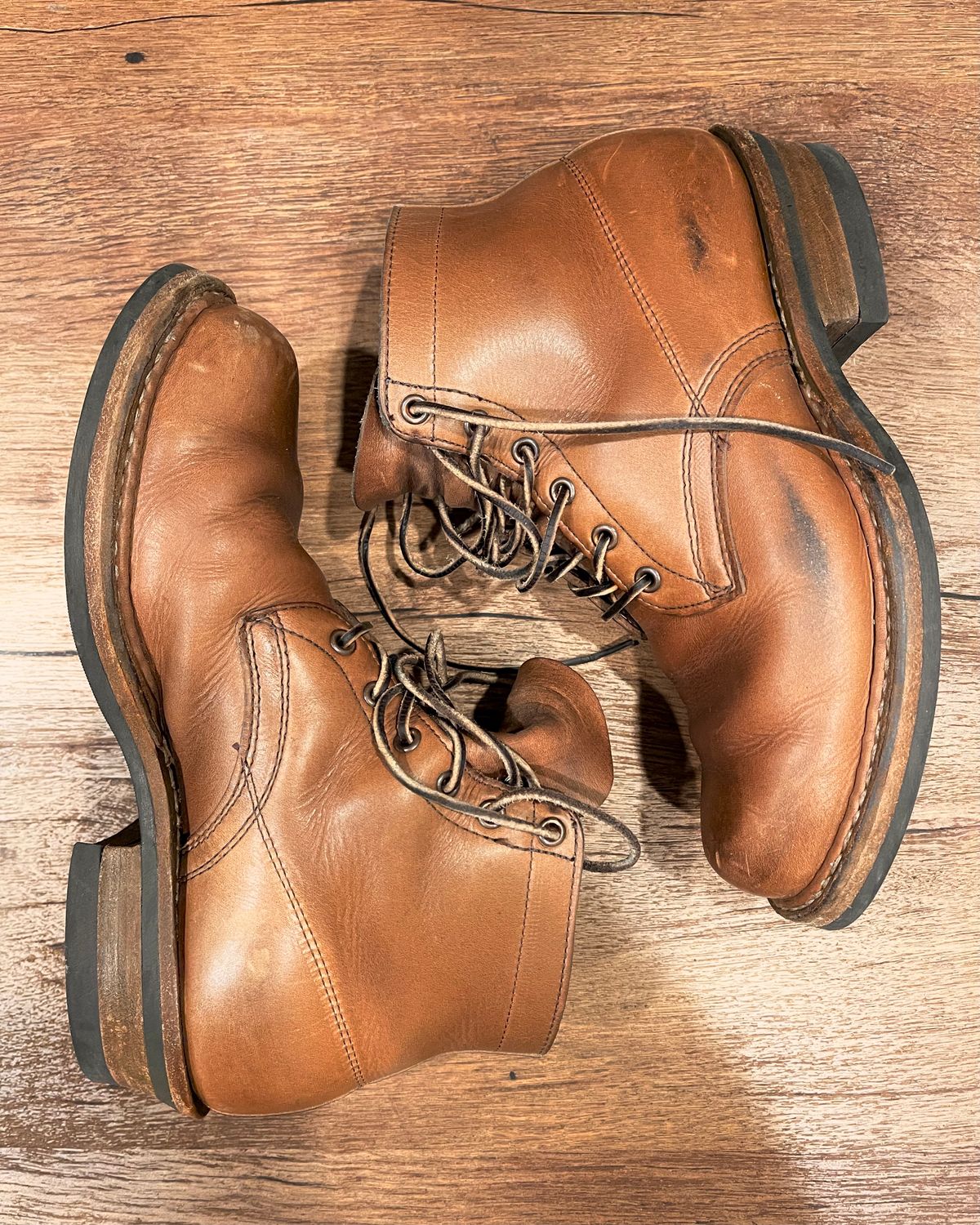 Photo by Nath on December 5, 2022 of the White's Semi-Dress in Horween Natural Chromexcel.