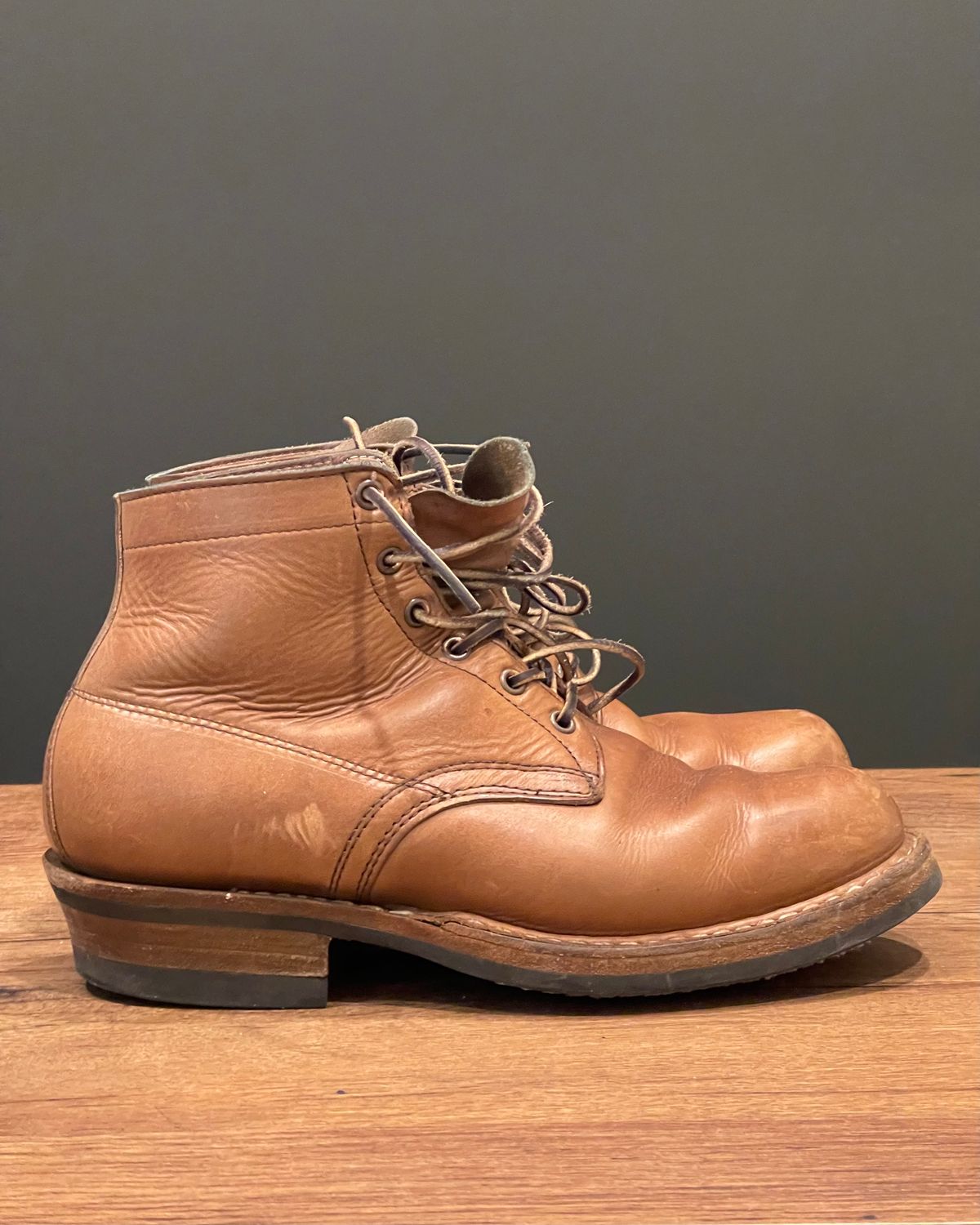 Photo by Nath on December 5, 2022 of the White's Semi-Dress in Horween Natural Chromexcel.