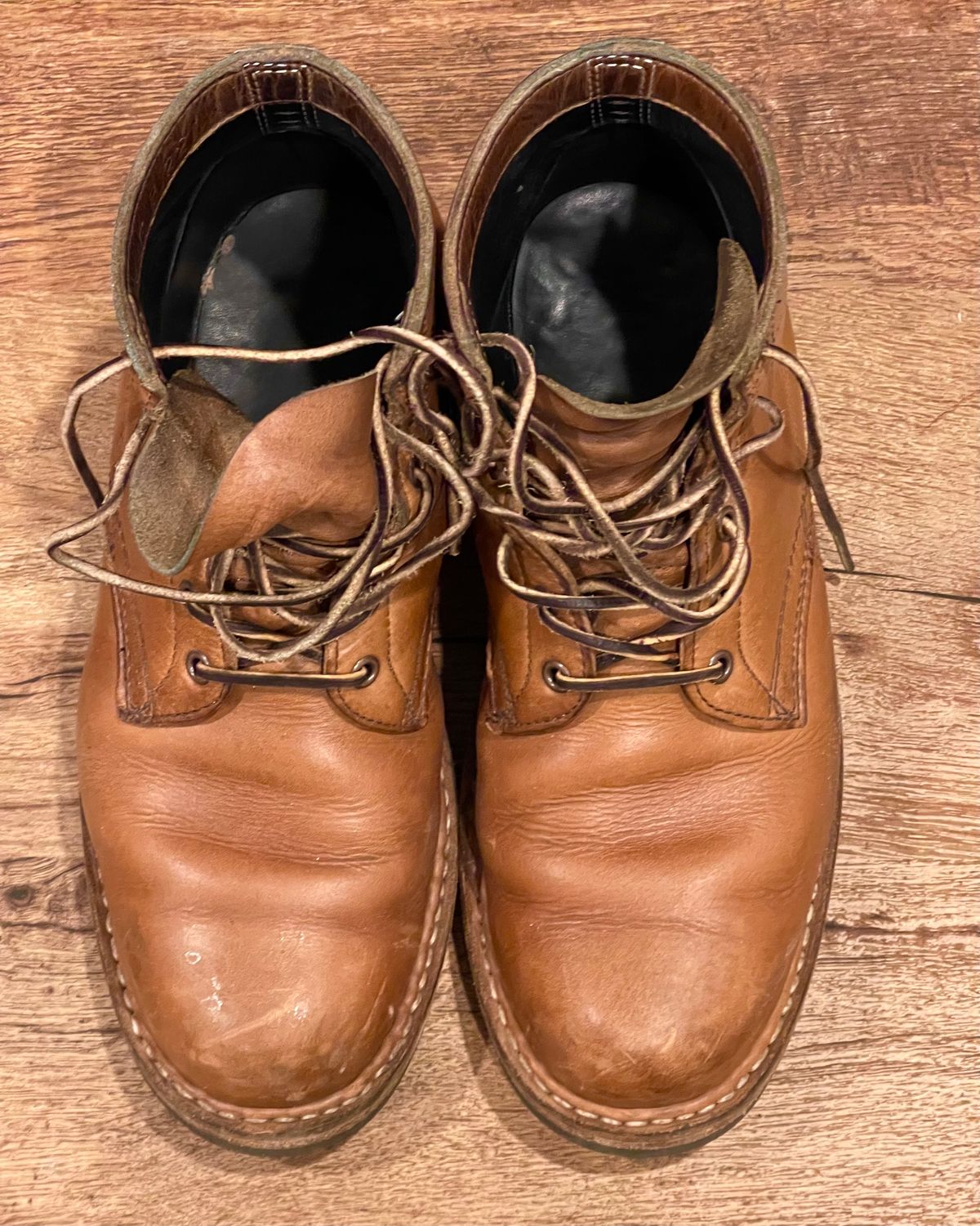 Photo by Nath on December 5, 2022 of the White's Semi-Dress in Horween Natural Chromexcel.
