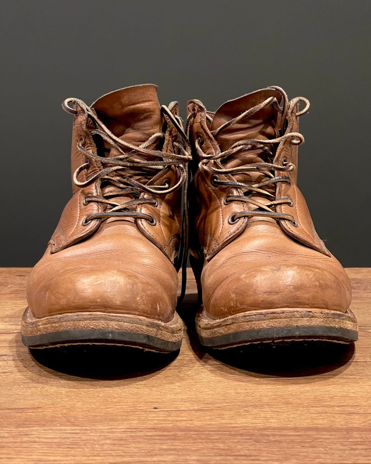 Photo by Nath on January 5, 2023 of the White's Semi-Dress in Horween Natural Chromexcel.