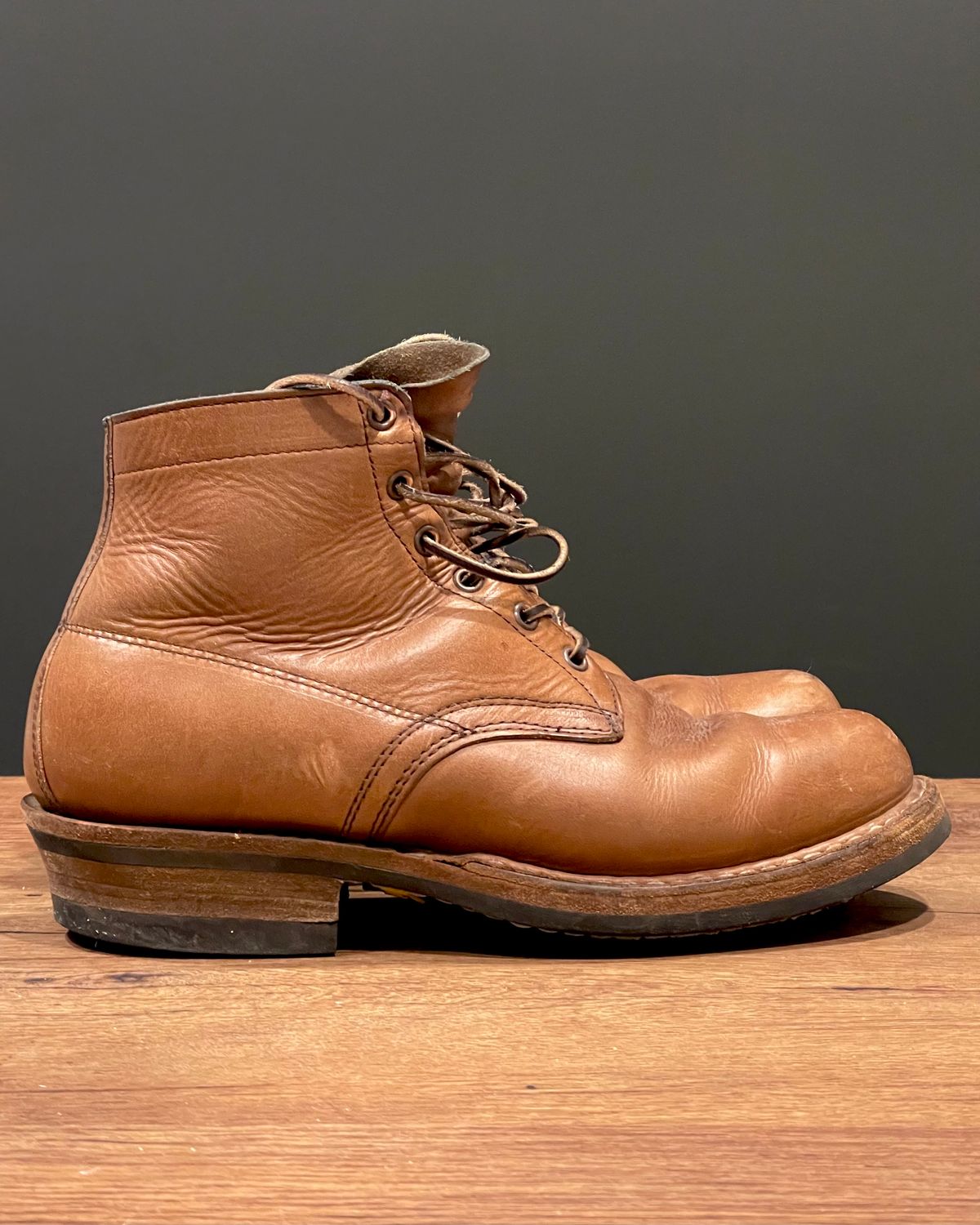 Photo by Nath on January 5, 2023 of the White's Semi-Dress in Horween Natural Chromexcel.