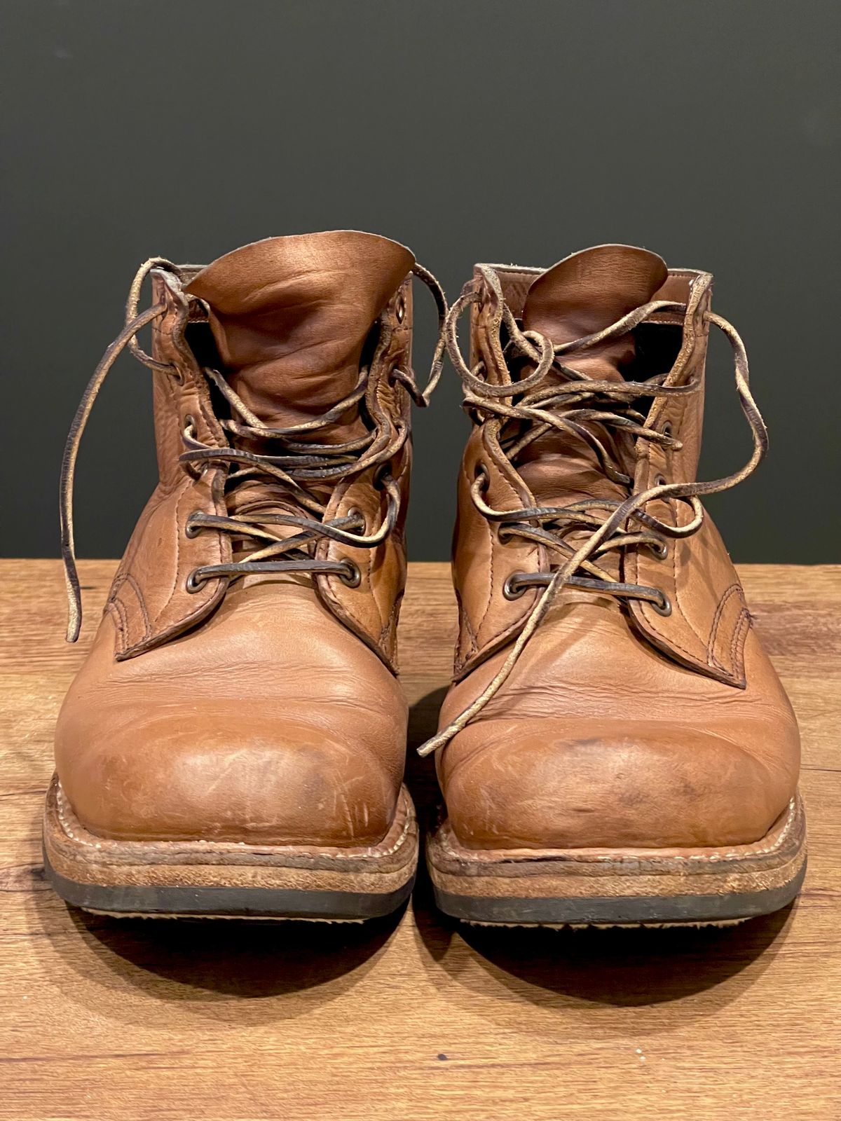 Photo by Nath on February 6, 2023 of the White's Semi-Dress in Horween Natural Chromexcel.