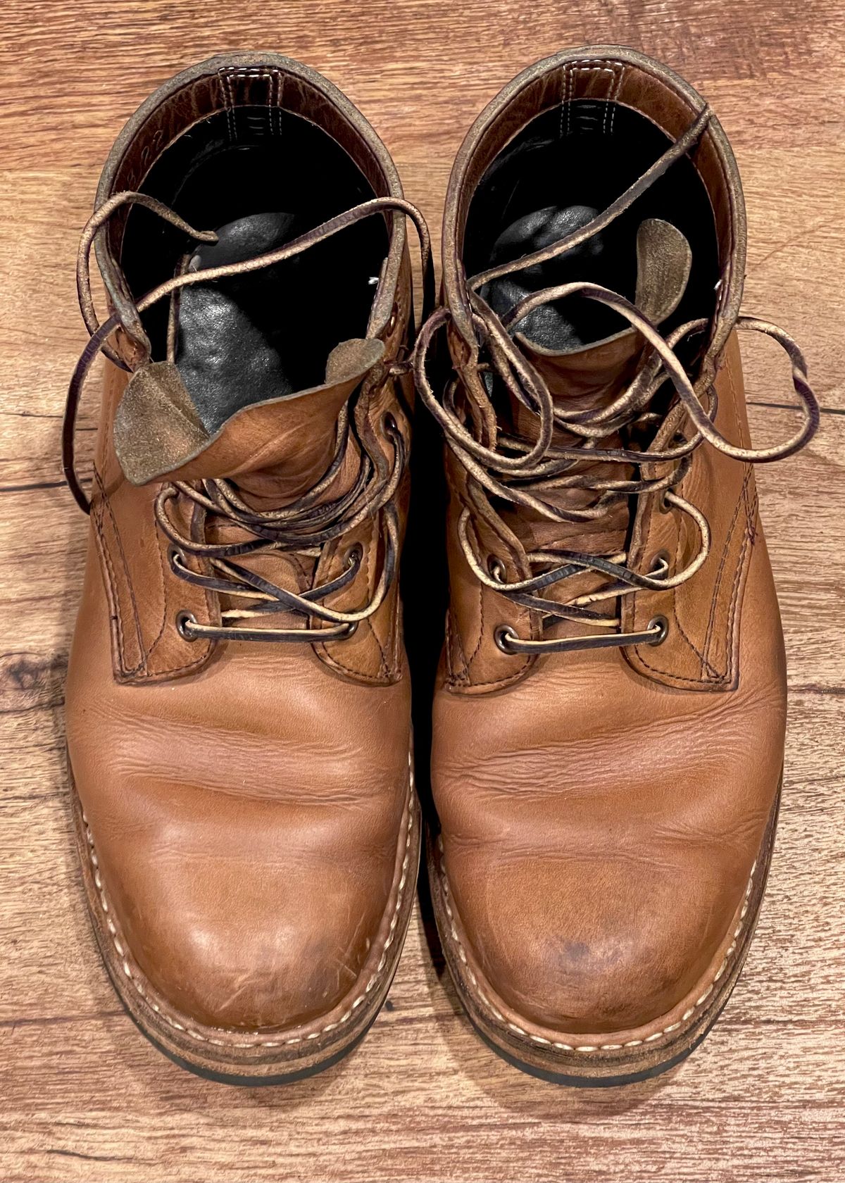 Photo by Nath on February 6, 2023 of the White's Semi-Dress in Horween Natural Chromexcel.