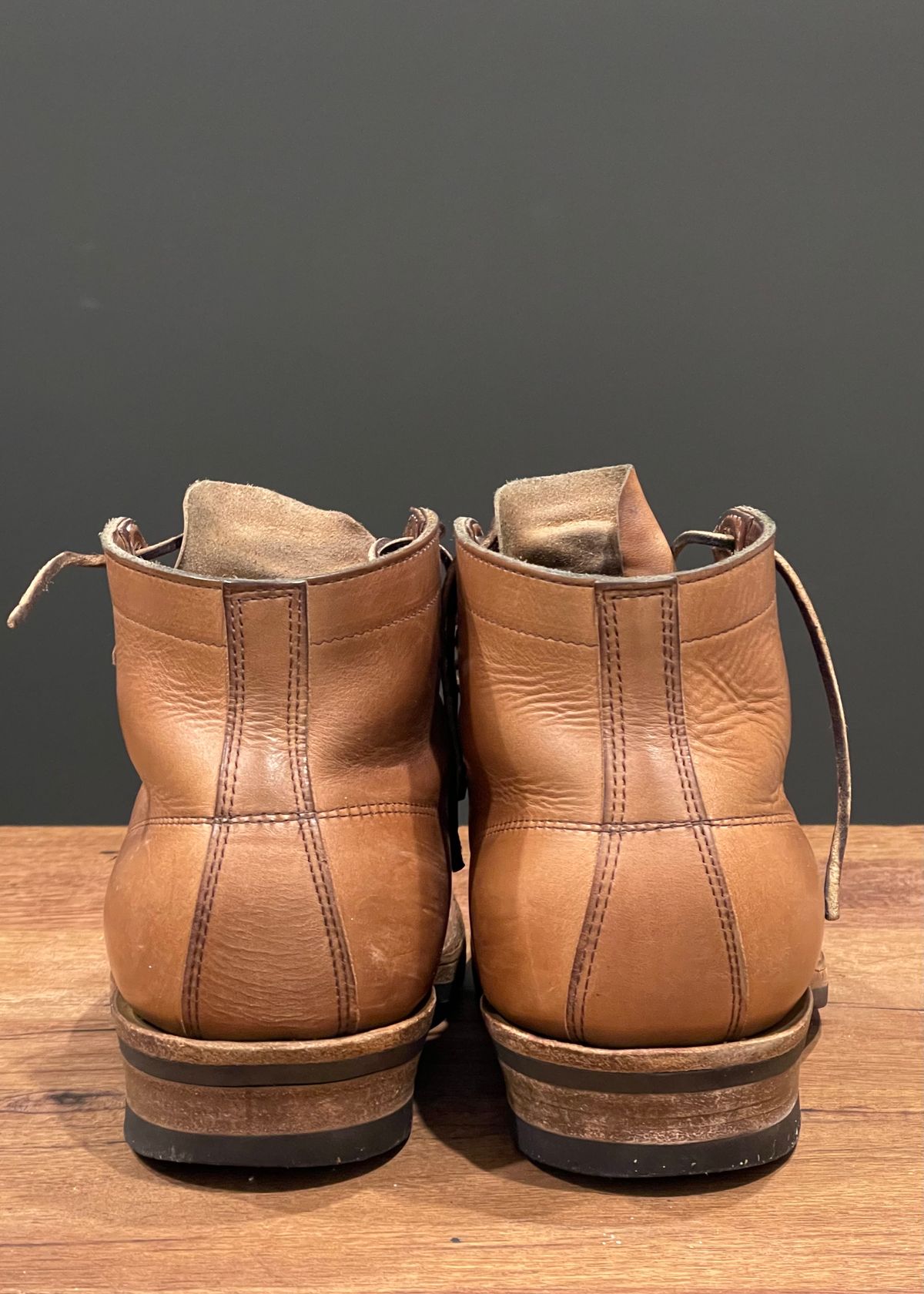 Photo by Nath on March 6, 2023 of the White's Semi-Dress in Horween Natural Chromexcel.