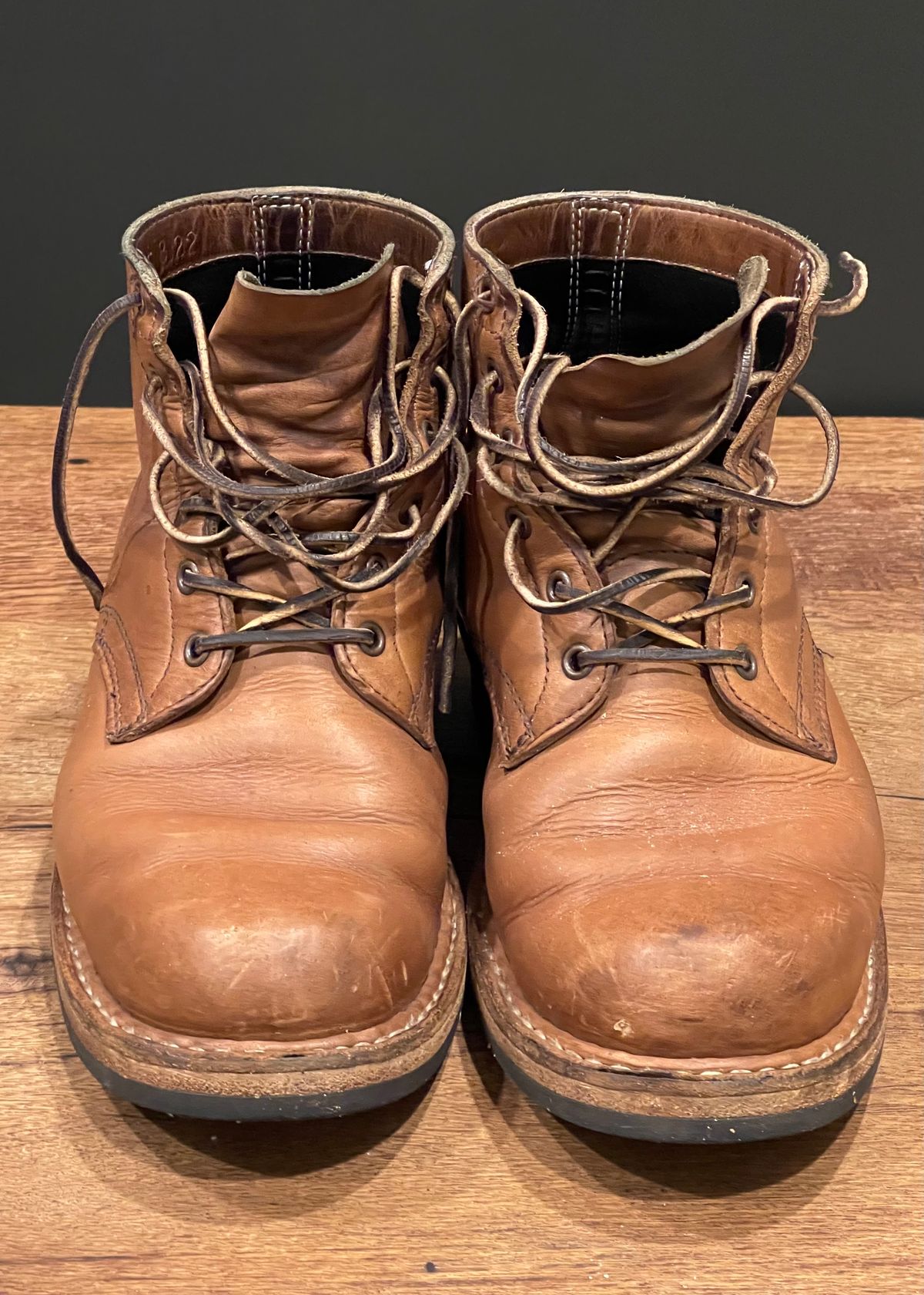 Photo by Nath on March 6, 2023 of the White's Semi-Dress in Horween Natural Chromexcel.
