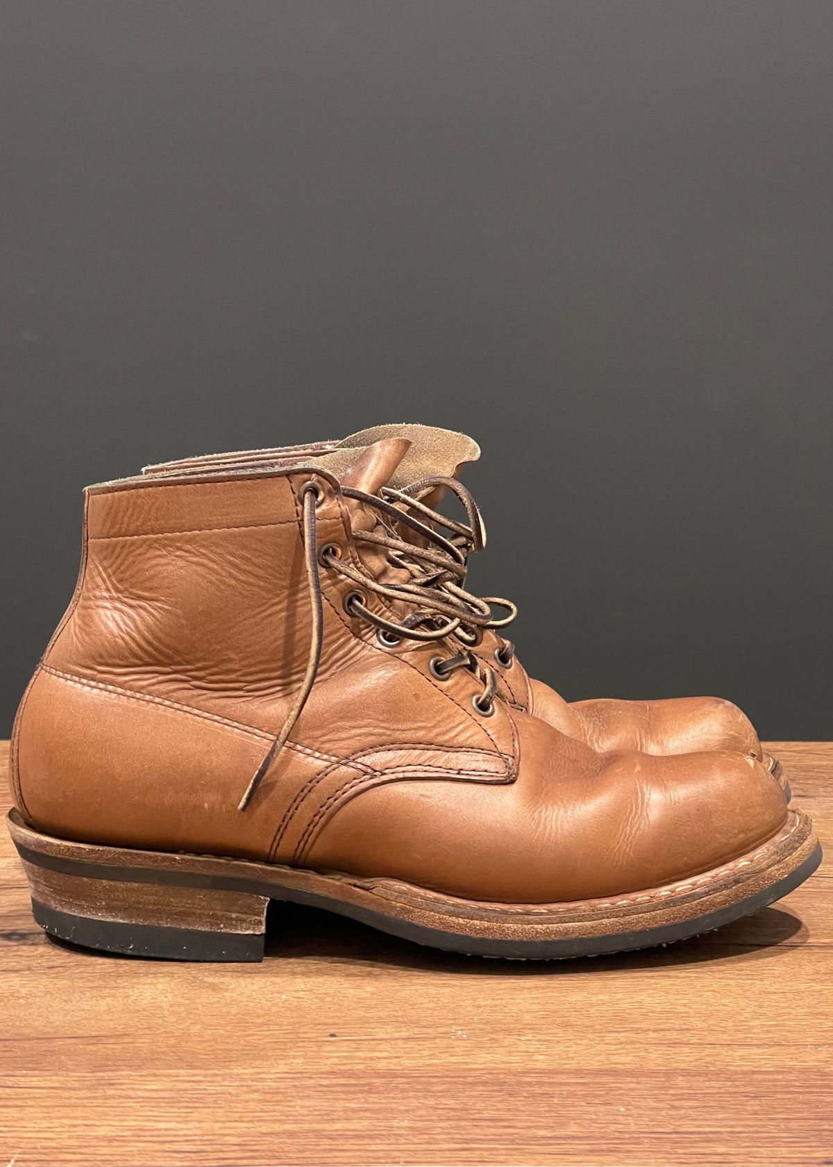 Photo by Nath on March 6, 2023 of the White's Semi-Dress in Horween Natural Chromexcel.
