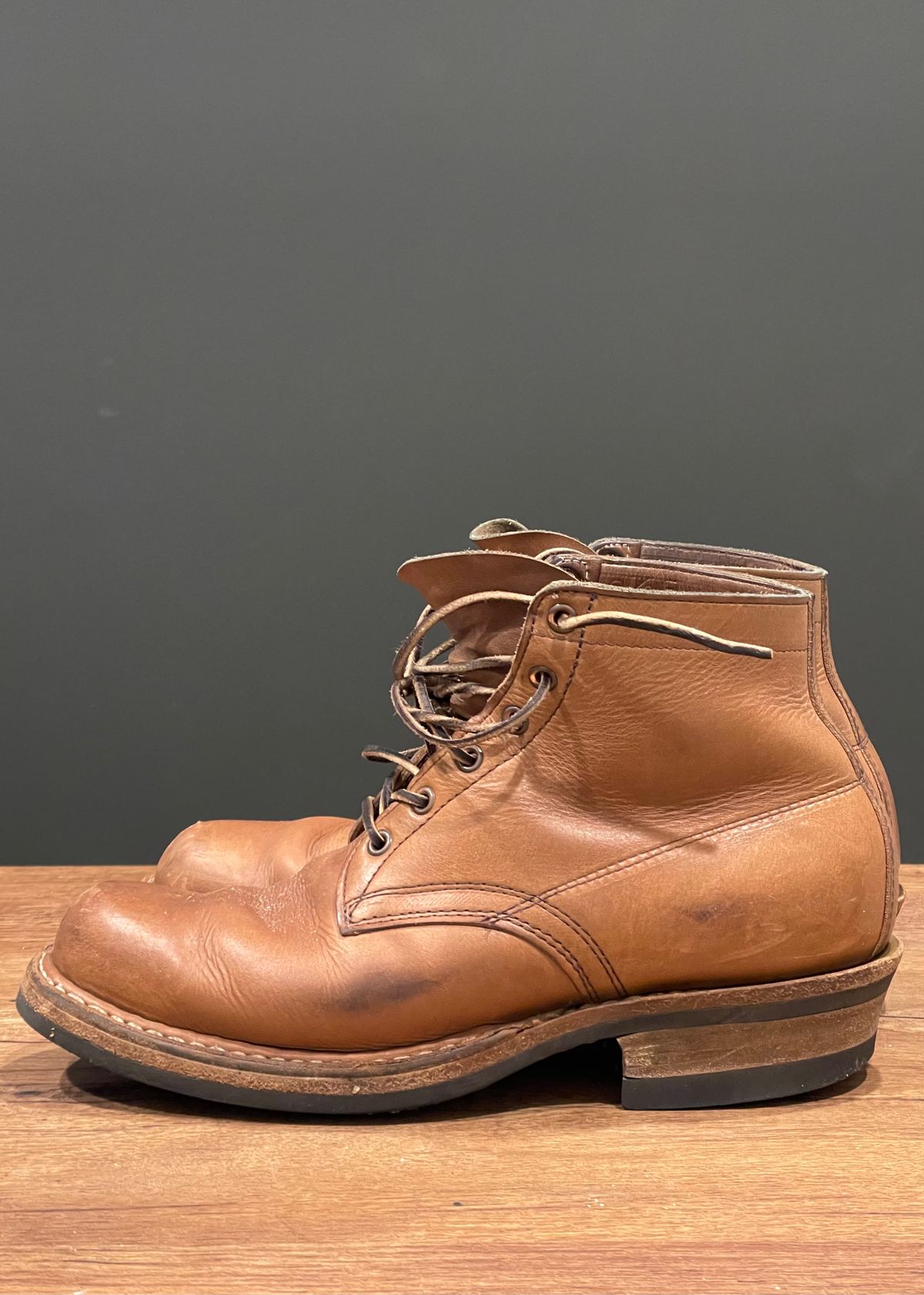 Photo by Nath on March 6, 2023 of the White's Semi-Dress in Horween Natural Chromexcel.