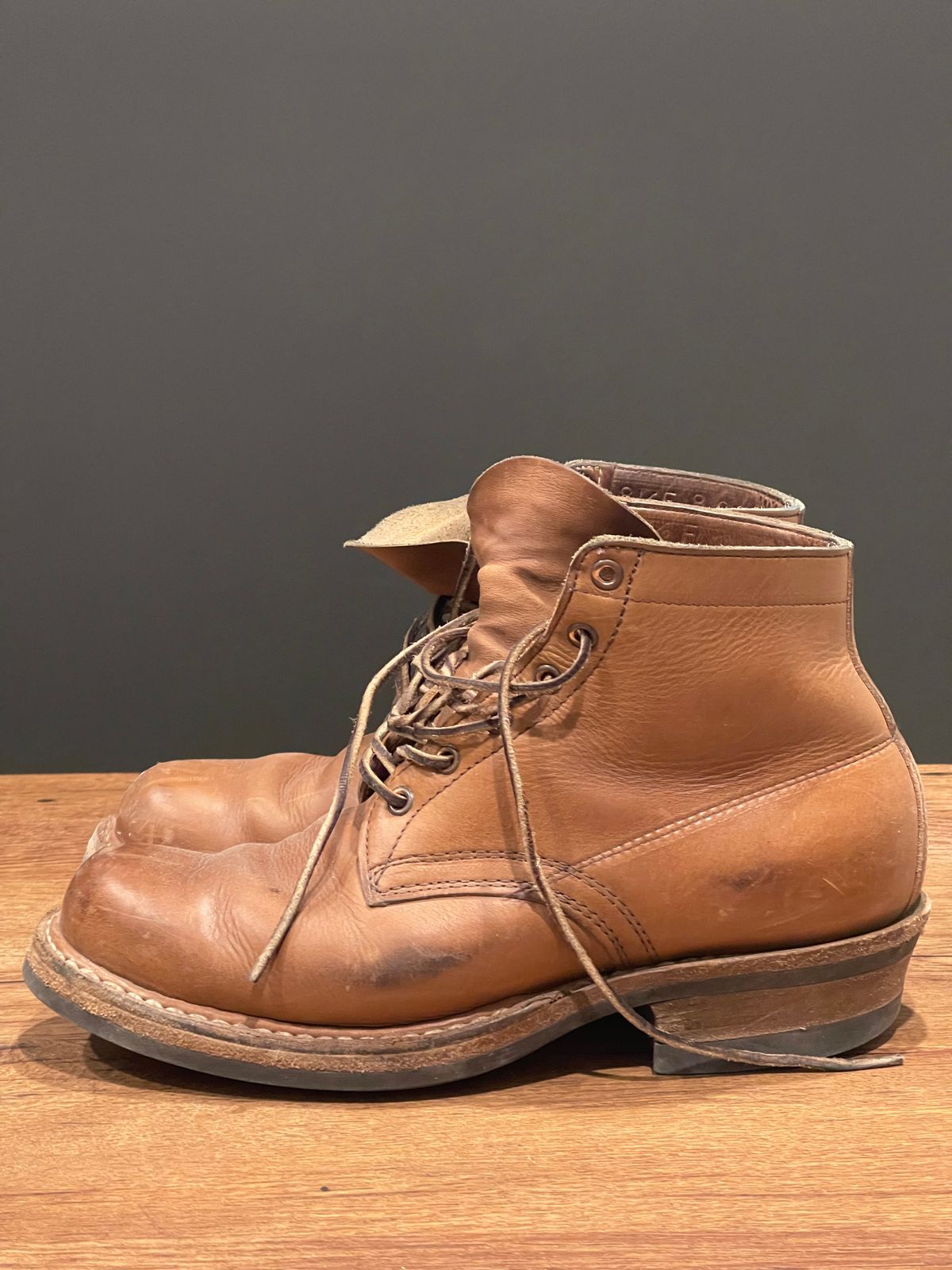 Photo by Nath on April 5, 2023 of the White's Semi-Dress in Horween Natural Chromexcel.