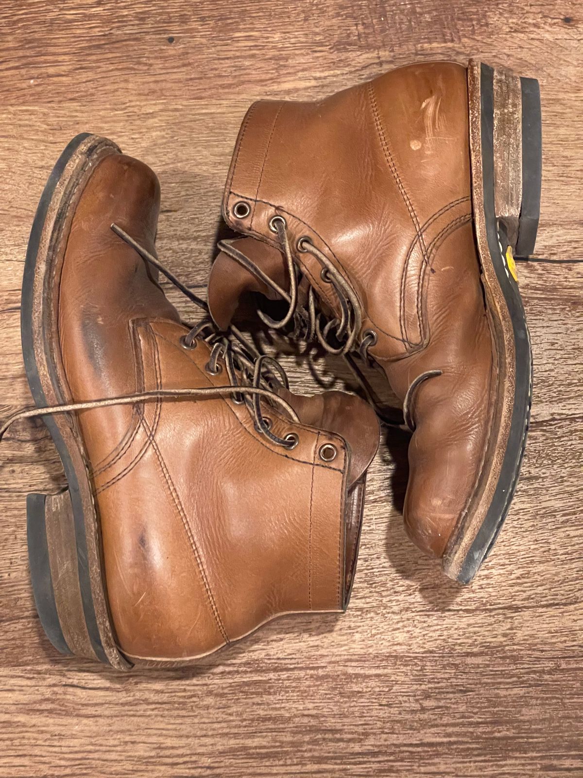 Photo by Nath on April 5, 2023 of the White's Semi-Dress in Horween Natural Chromexcel.