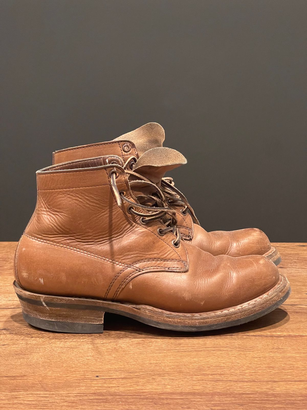 Photo by Nath on April 5, 2023 of the White's Semi-Dress in Horween Natural Chromexcel.