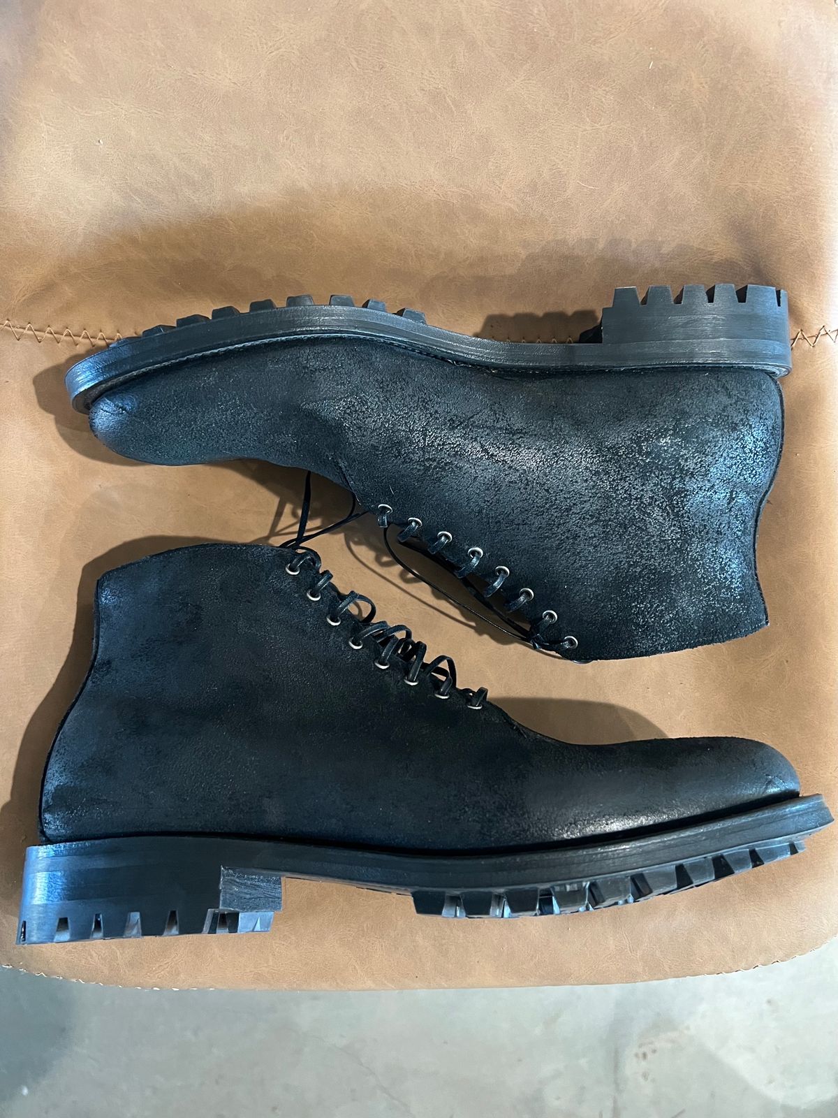 Photo by rollothethird on November 1, 2022 of the Viberg Service Boot in Camel Black Waxed Roughout.