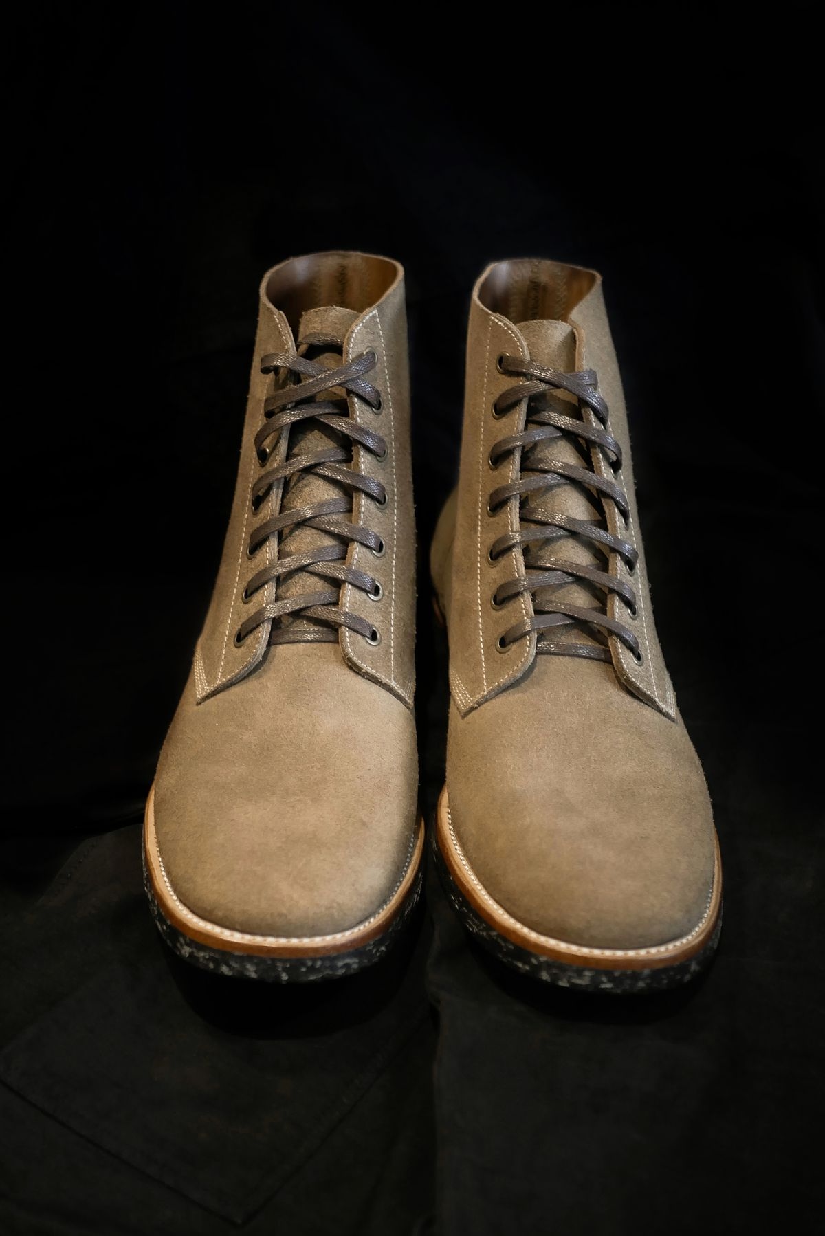 Photo by guilianoguche on November 3, 2022 of the Briselblack The Hawk in Horween Natural Chromexcel Roughout.