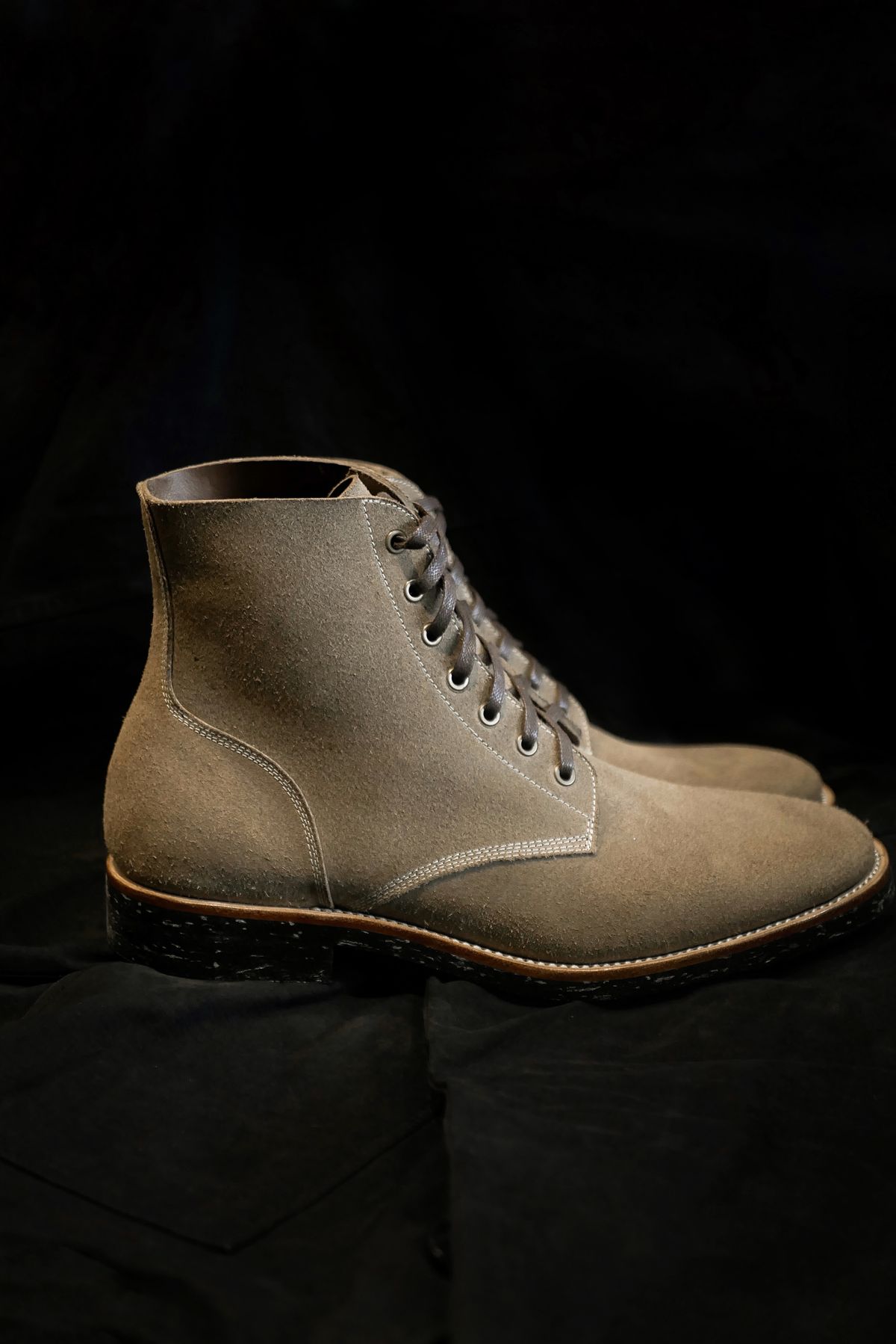 Photo by guilianoguche on November 3, 2022 of the Briselblack The Hawk in Horween Natural Chromexcel Roughout.