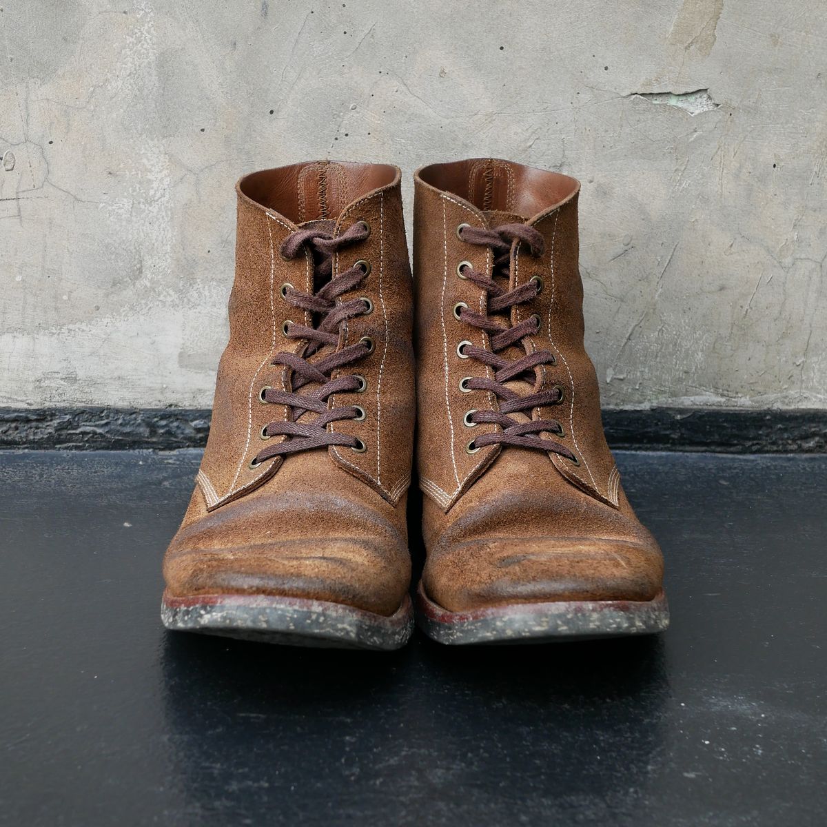 Photo by guilianoguche on April 5, 2023 of the Briselblack The Hawk in Horween Natural Chromexcel Roughout.