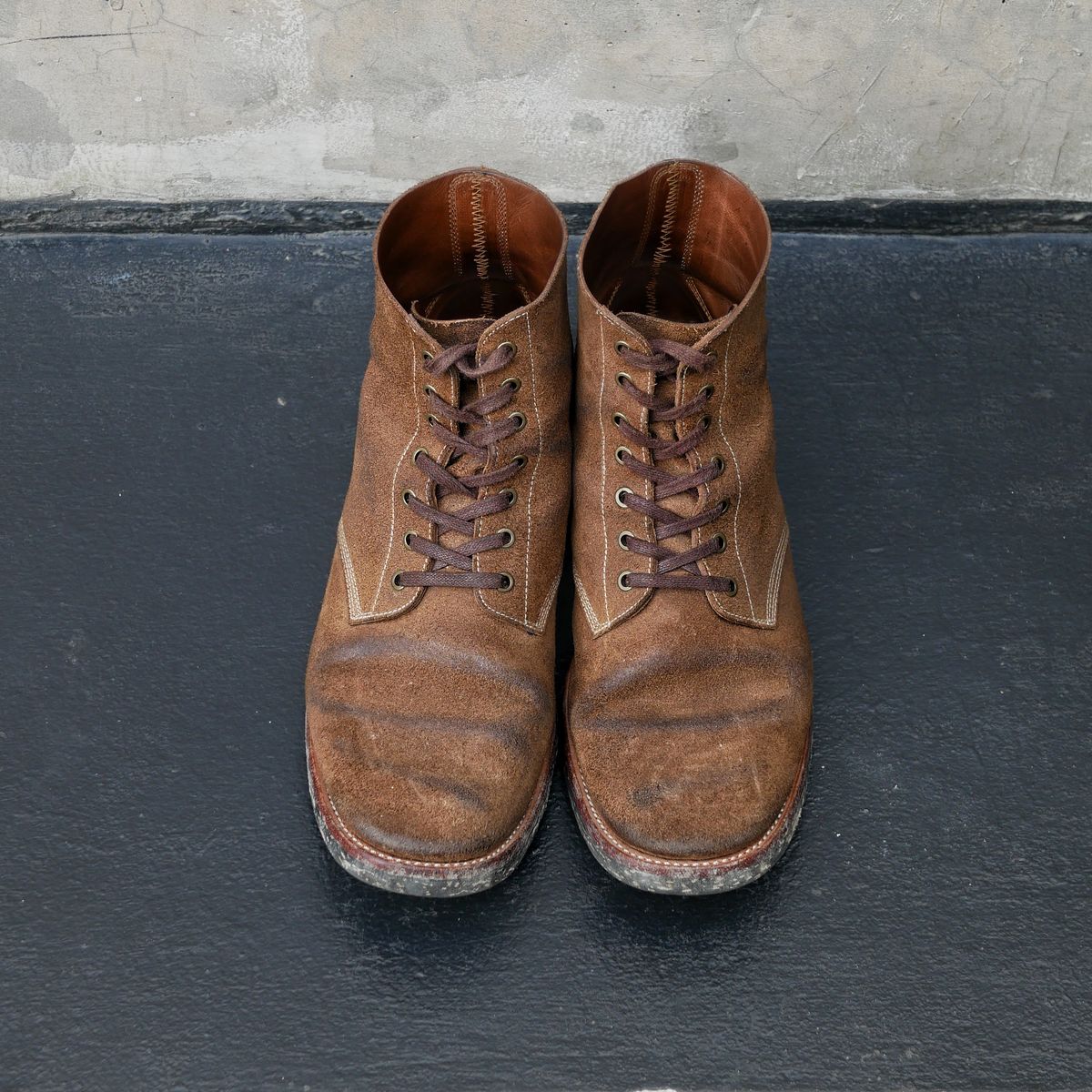 Photo by guilianoguche on April 5, 2023 of the Briselblack The Hawk in Horween Natural Chromexcel Roughout.