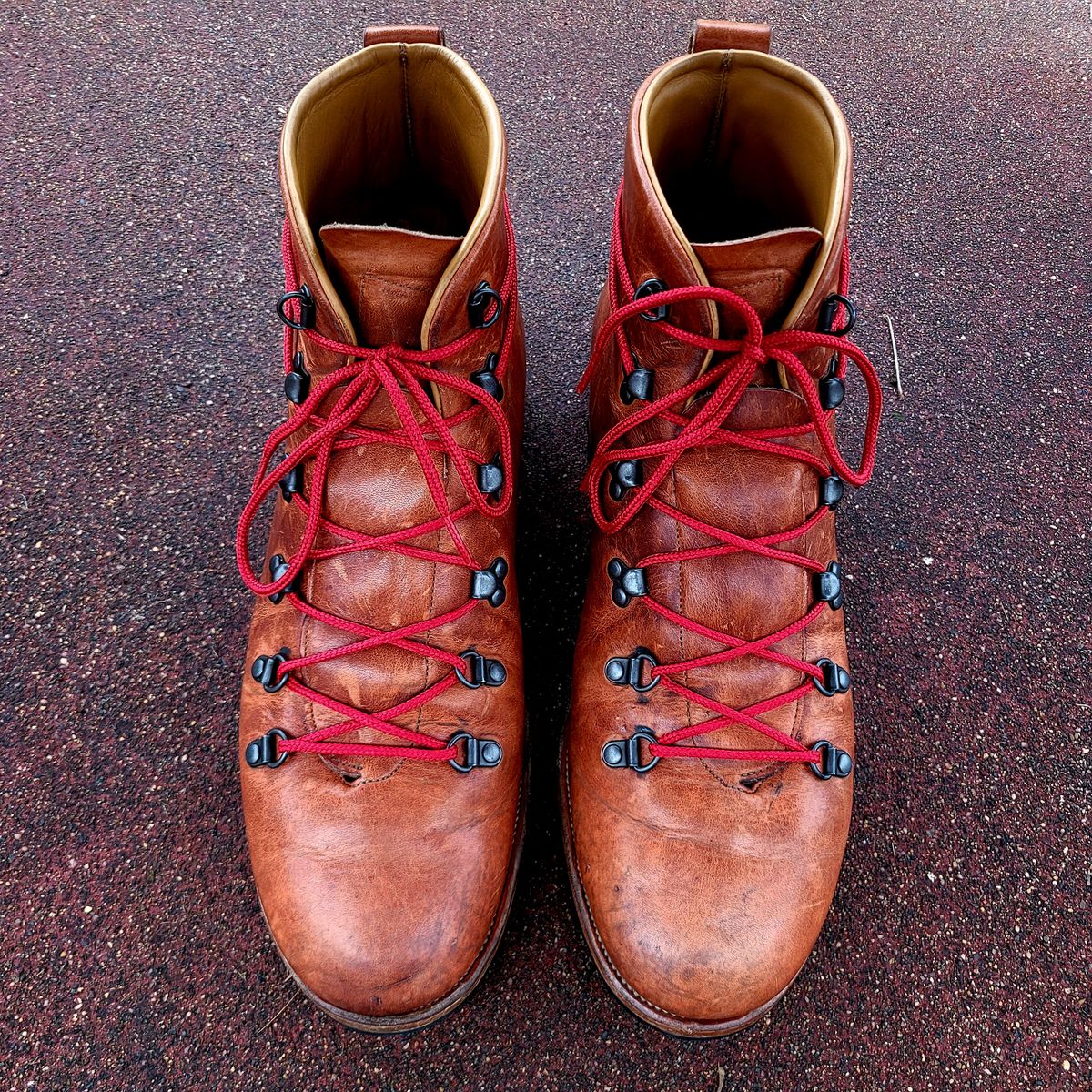 Photo by Das_Bones on December 2, 2023 of the Viberg Hiker in Horween Natural Dublin.