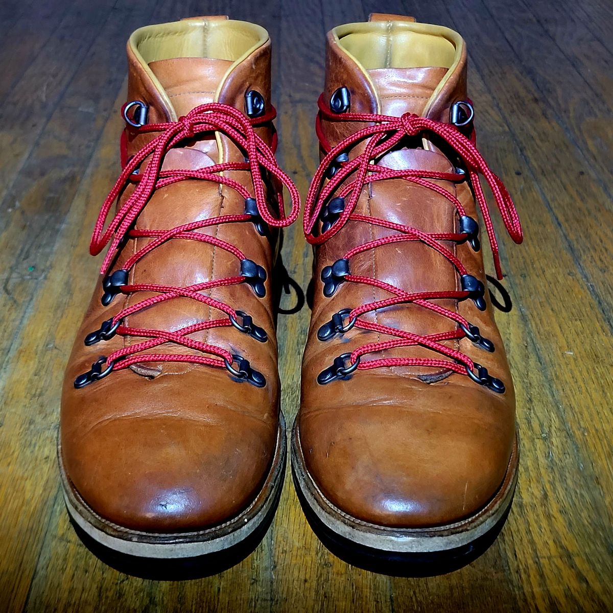 Photo by Das_Bones on January 5, 2024 of the Viberg Hiker in Horween Natural Dublin.