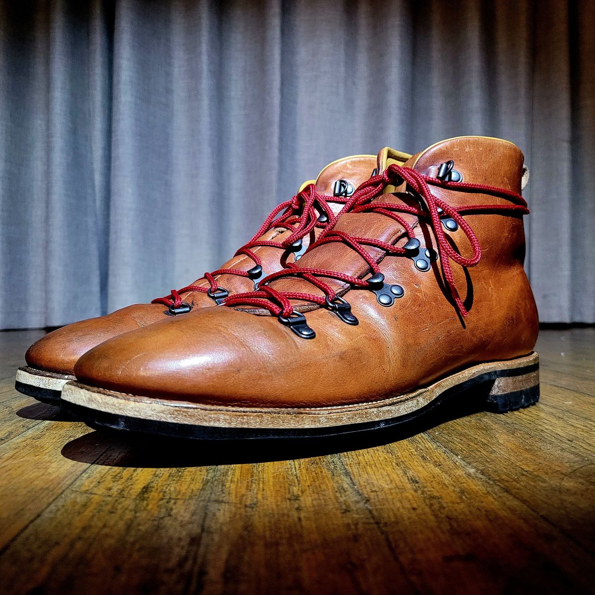 Photo by Das_Bones on January 5, 2024 of the Viberg Hiker in Horween Natural Dublin.